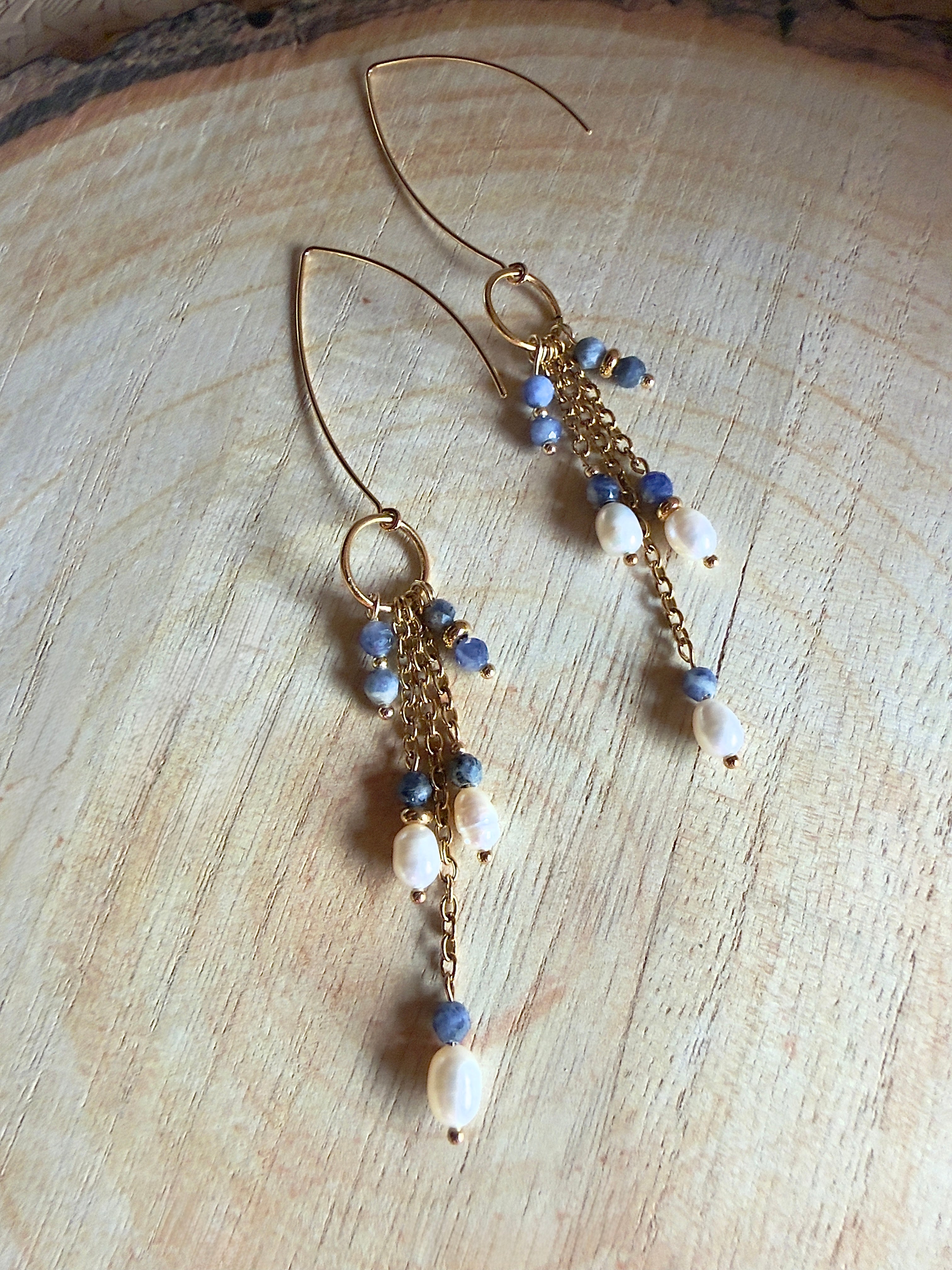 Boucles d’oreilles Nyla – Sodalite et perles d’eau douce