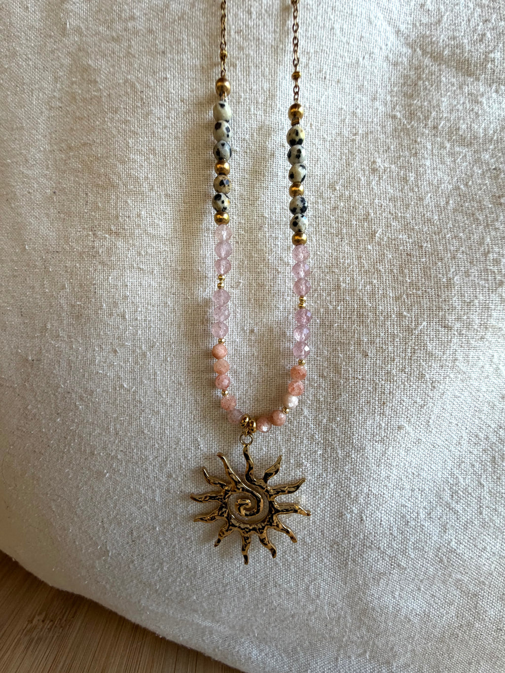 ✨ Collier Solaire Pierre du Soleil, Quartz Fraise & Jaspe Dalmatien – Acier Inoxydable