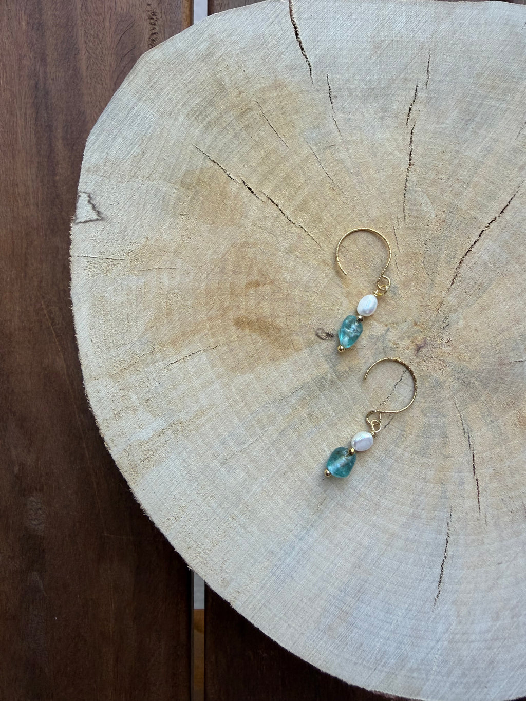 Boucles d’Oreilles Apatite Bleue, Perle d’Eau Douce & Hématite Dorée