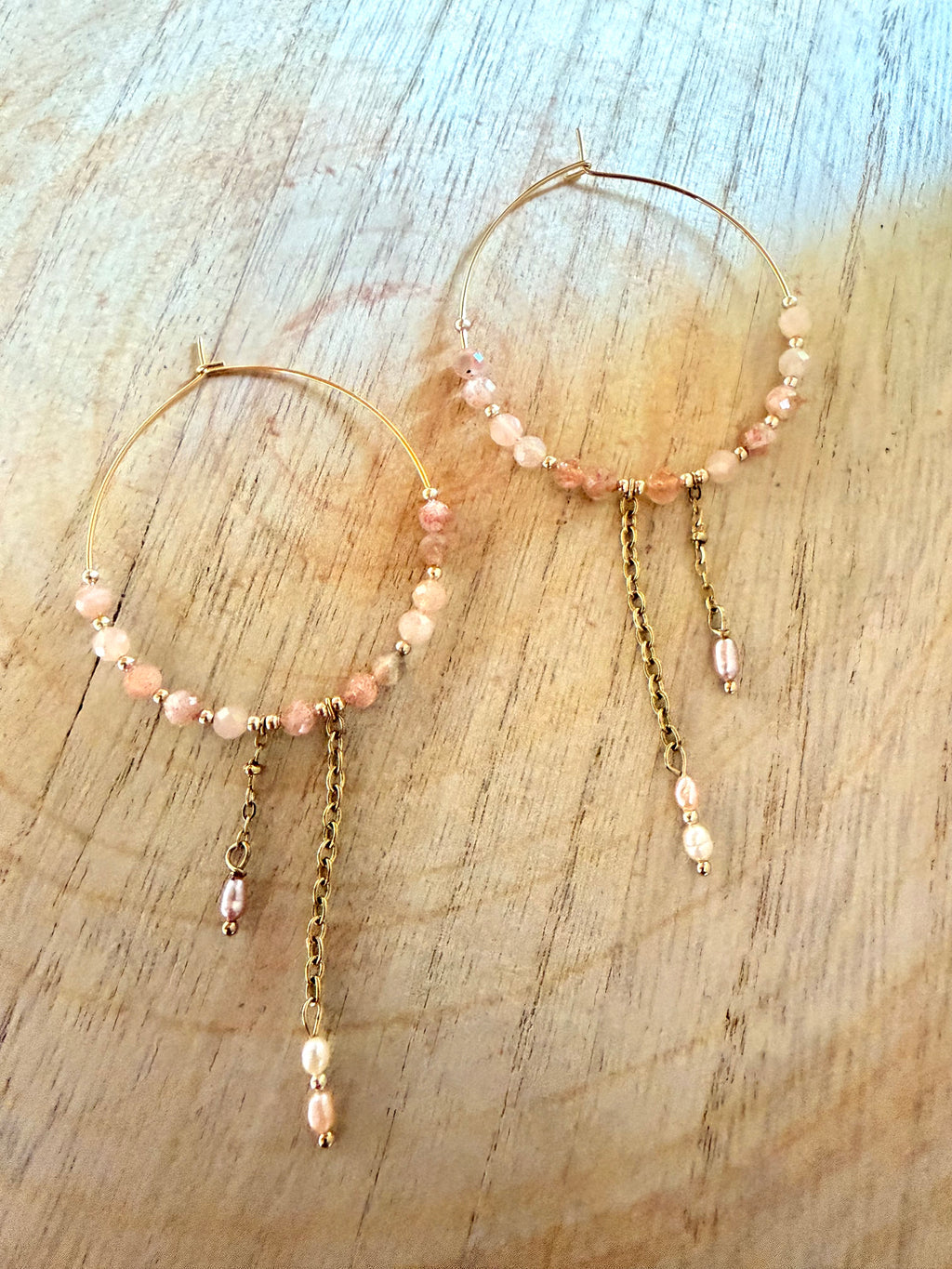 Boucles d’oreilles Solia – Pierre du soleil, pierre de lune orange et perles d’eau douce