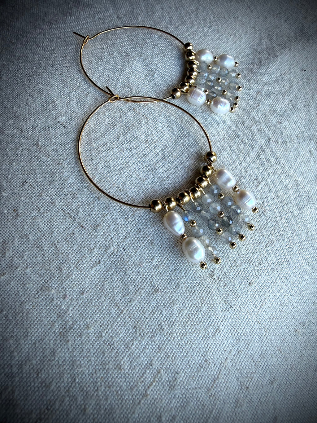 Boucles d’oreilles Lina – Perle d’eau douce et labradorite
