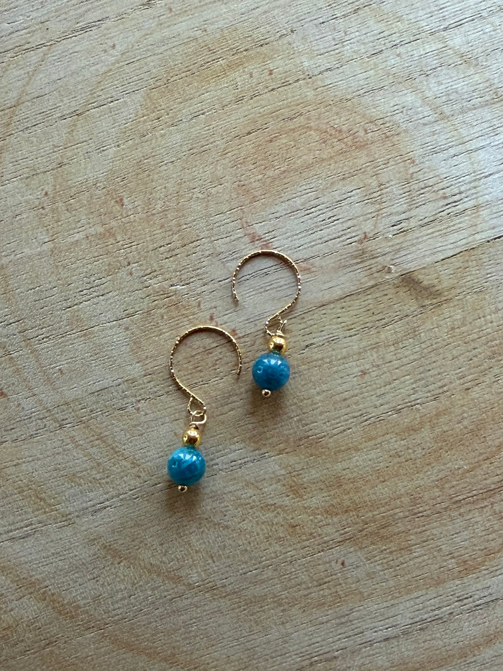 Boucles d’oreilles Apatite Bleue & Hématite Dorée