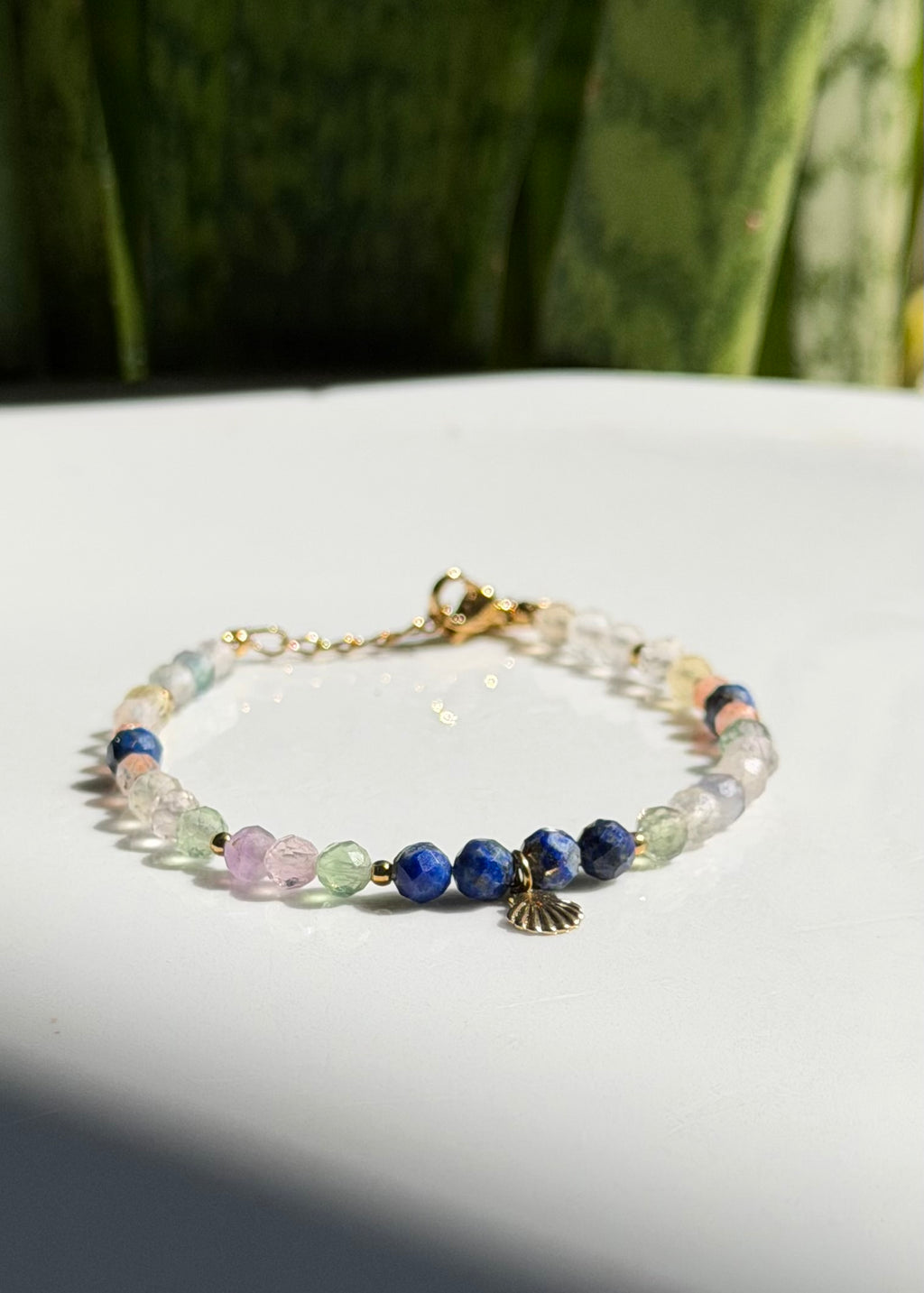 Bracelet en pierres naturelles fluorite, lapis lazuli et pierre du soleil avec pendentif coquillage – Océa