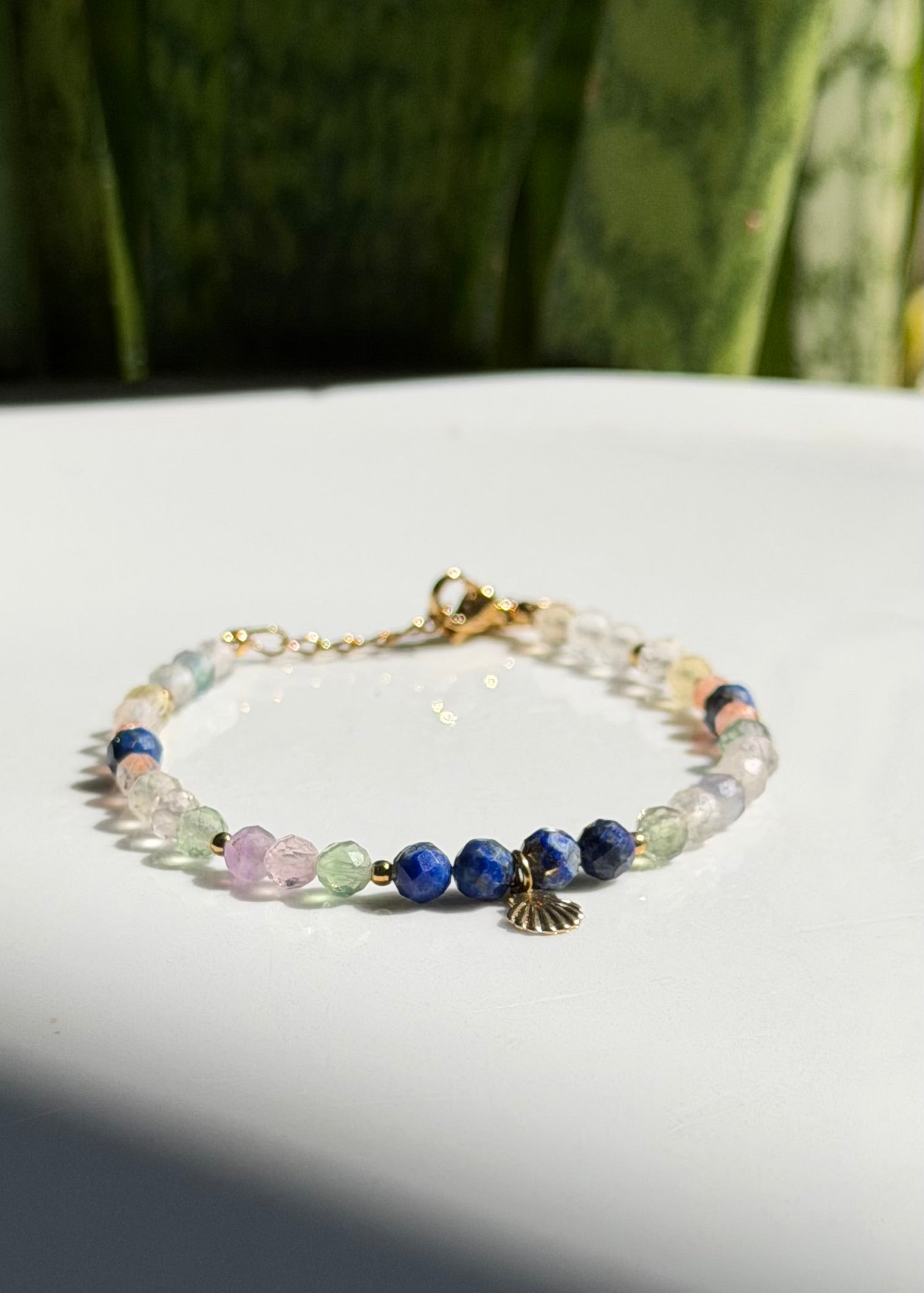 Bracelet en pierres naturelles fluorite, lapis lazuli et pierre du soleil avec pendentif coquillage – Océa
