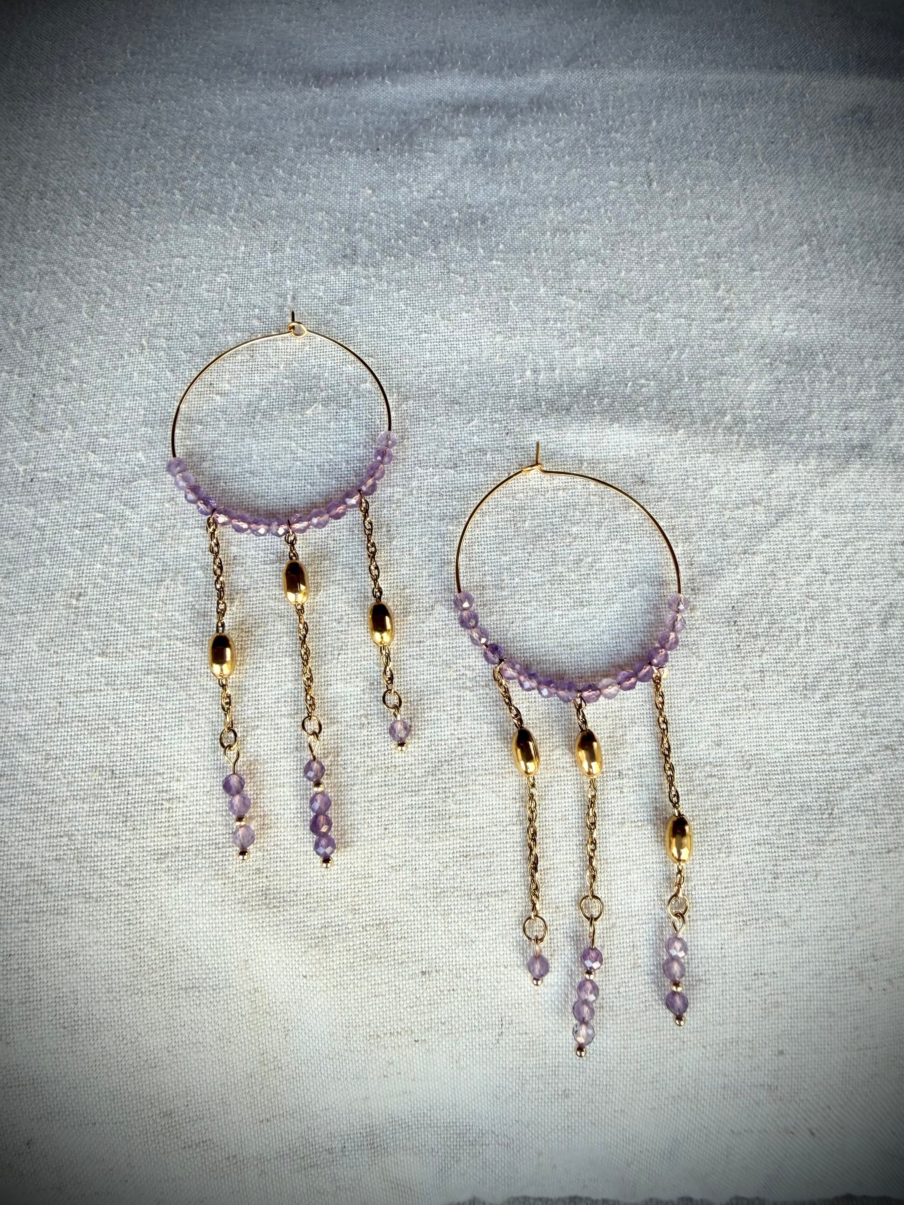 Boucles d’oreilles Ysia – Améthyste naturelle et chaînes en acier inoxydable