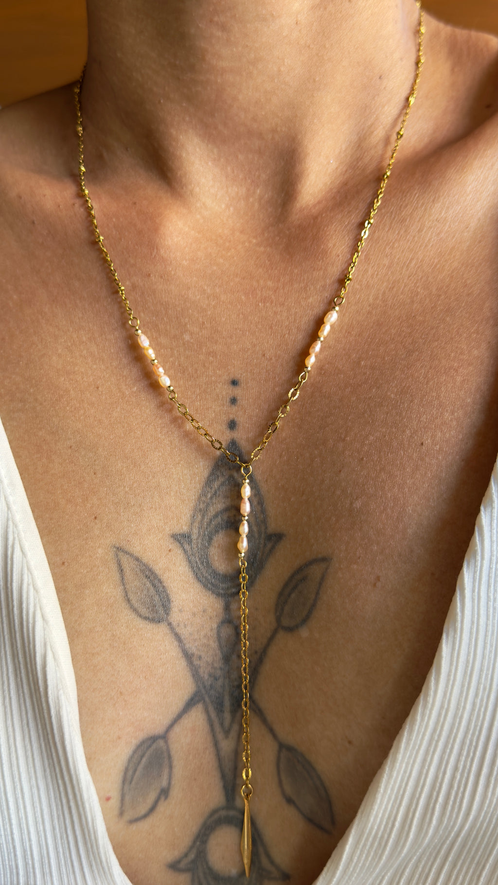 Collier doré Riviera avec perles d’eau douce crème/orangée et pendentif acier inoxydable – Séréna