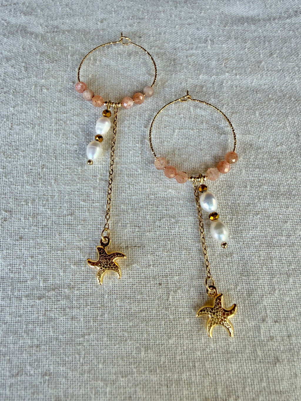 Boucles d’oreilles Soléa – Pierre du soleil, perle d’eau douce et acier inoxydable