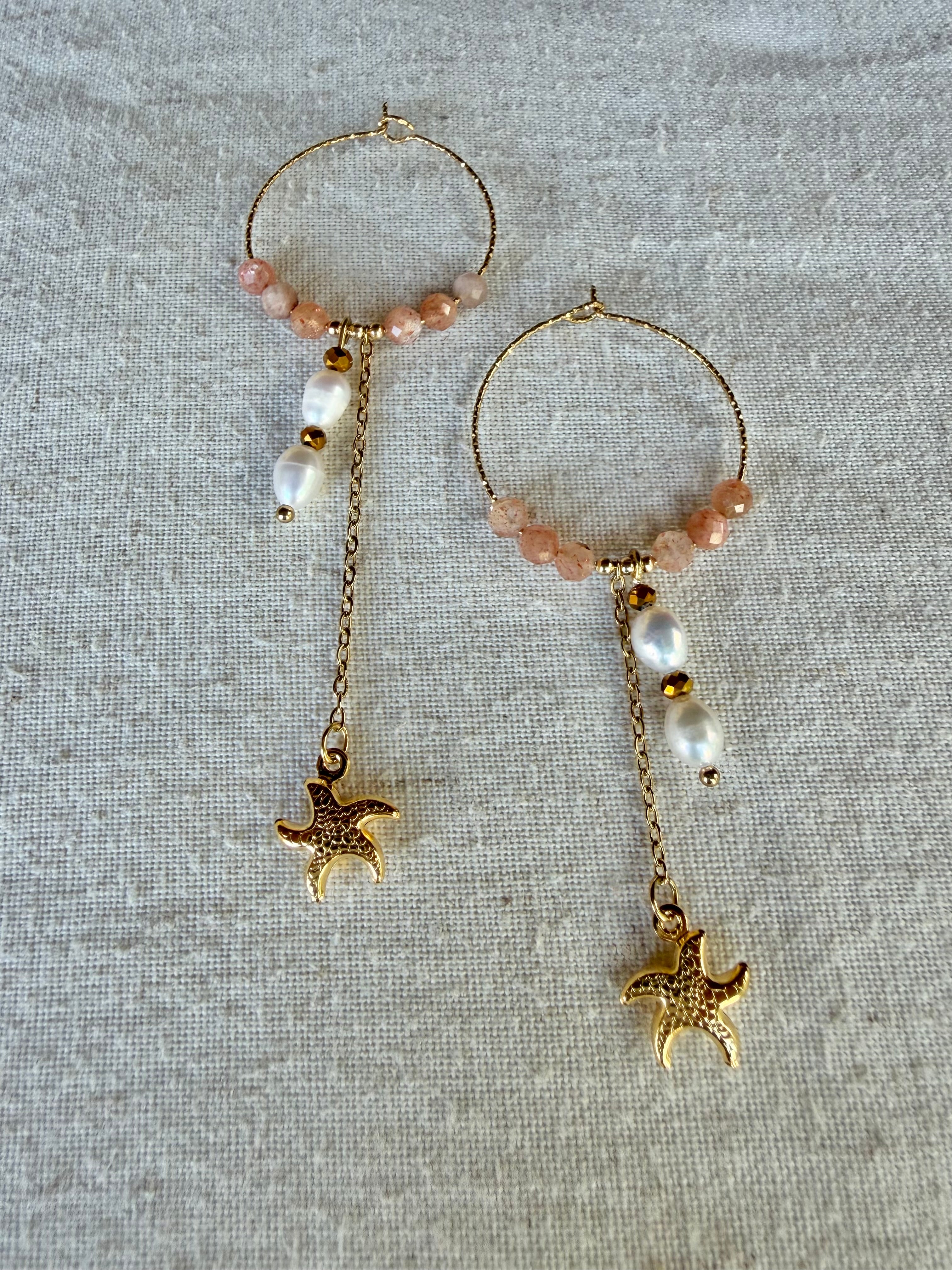 Boucles d’oreilles Soléa – Pierre du soleil, perle d’eau douce et acier inoxydable