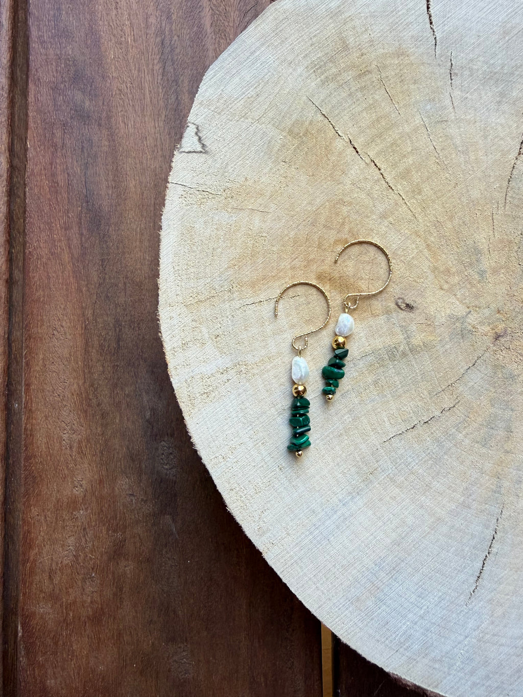 Boucles d’Oreilles Malachite, Perle d’Eau Douce & Hématite Dorée