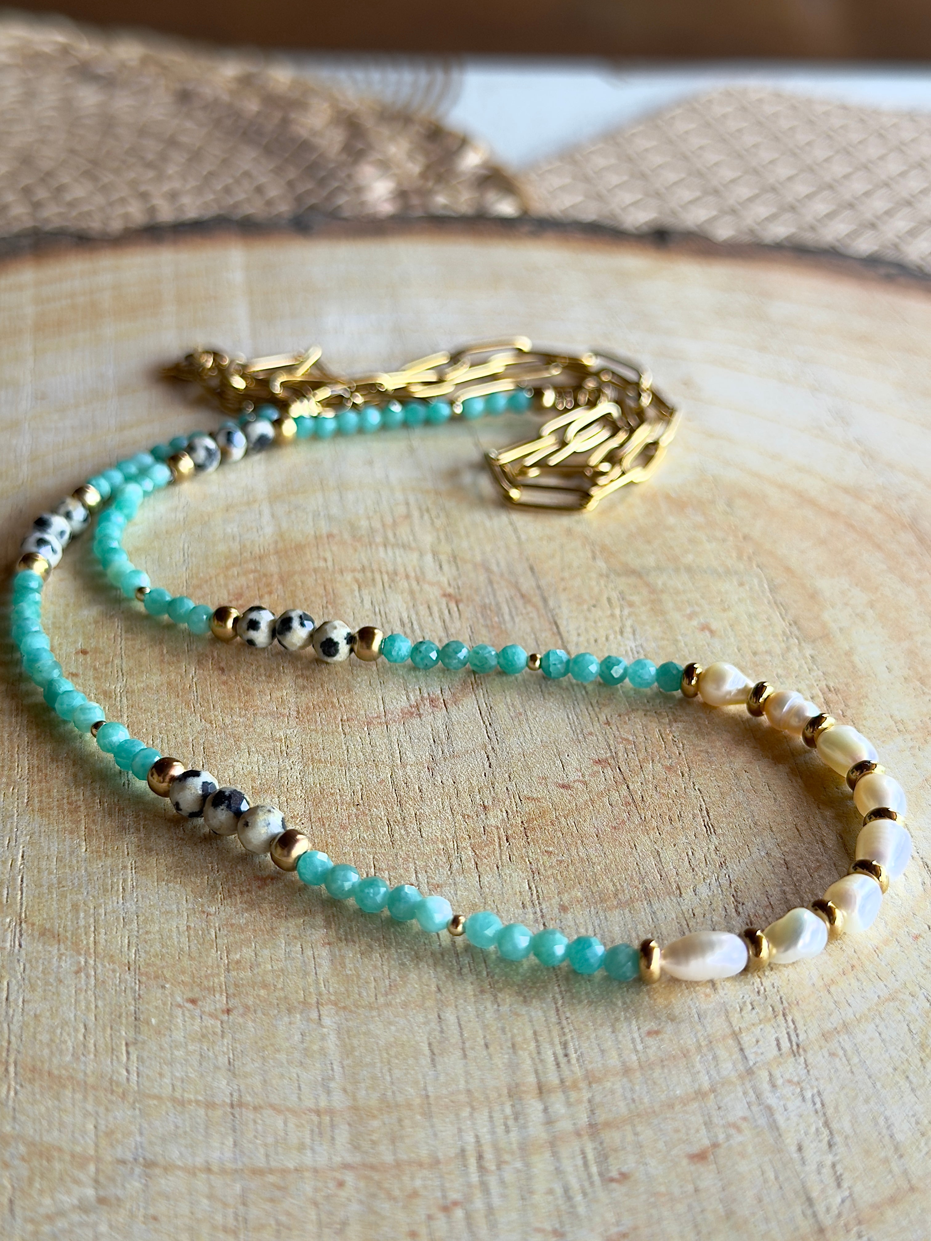 Chaîne de taille naturelle – Amazonite, jaspe dalmatien et perles d’eau douce
