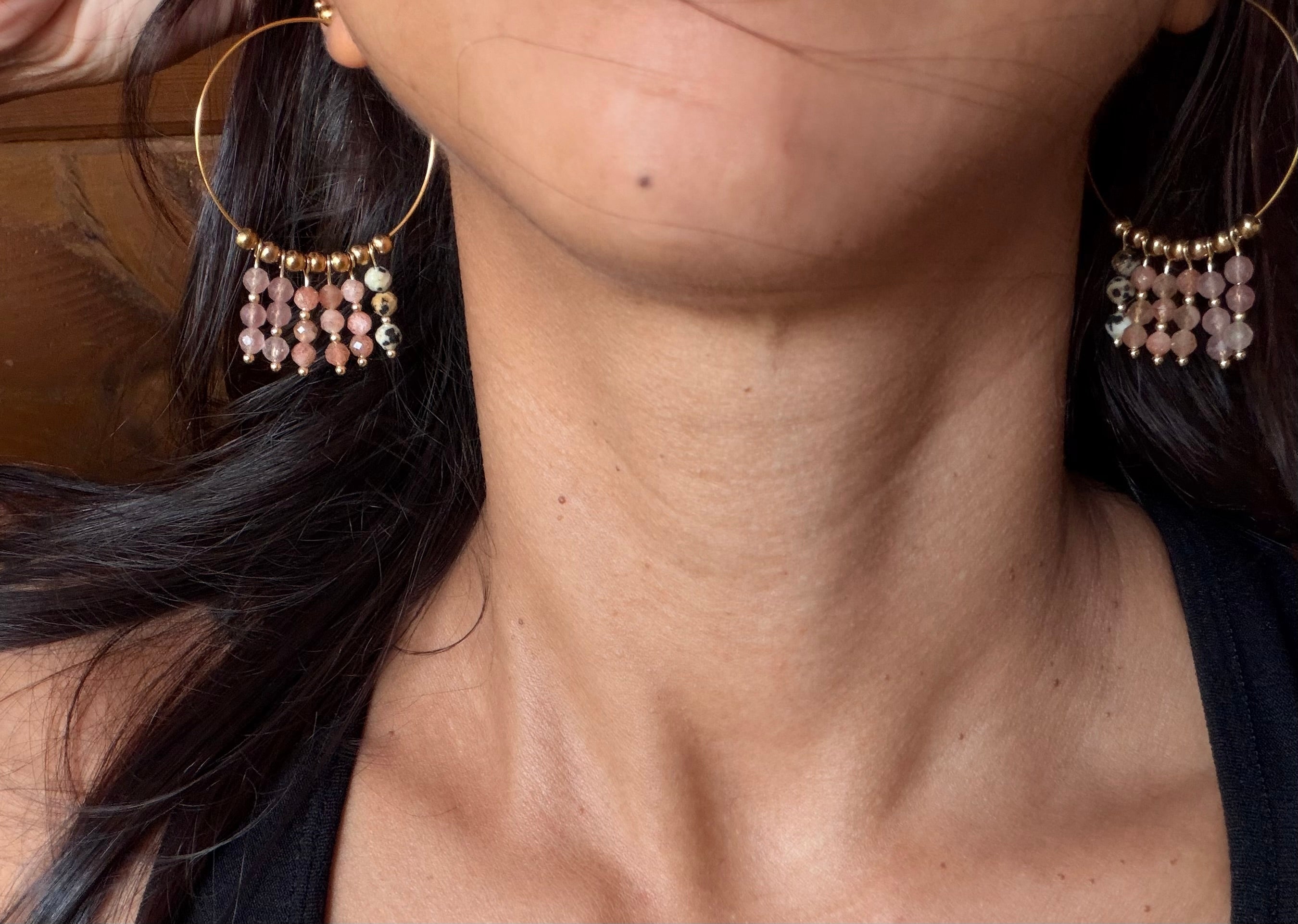 Boucles Naïa – jaspe dalmatien, quartz fraise et pierre du soleil