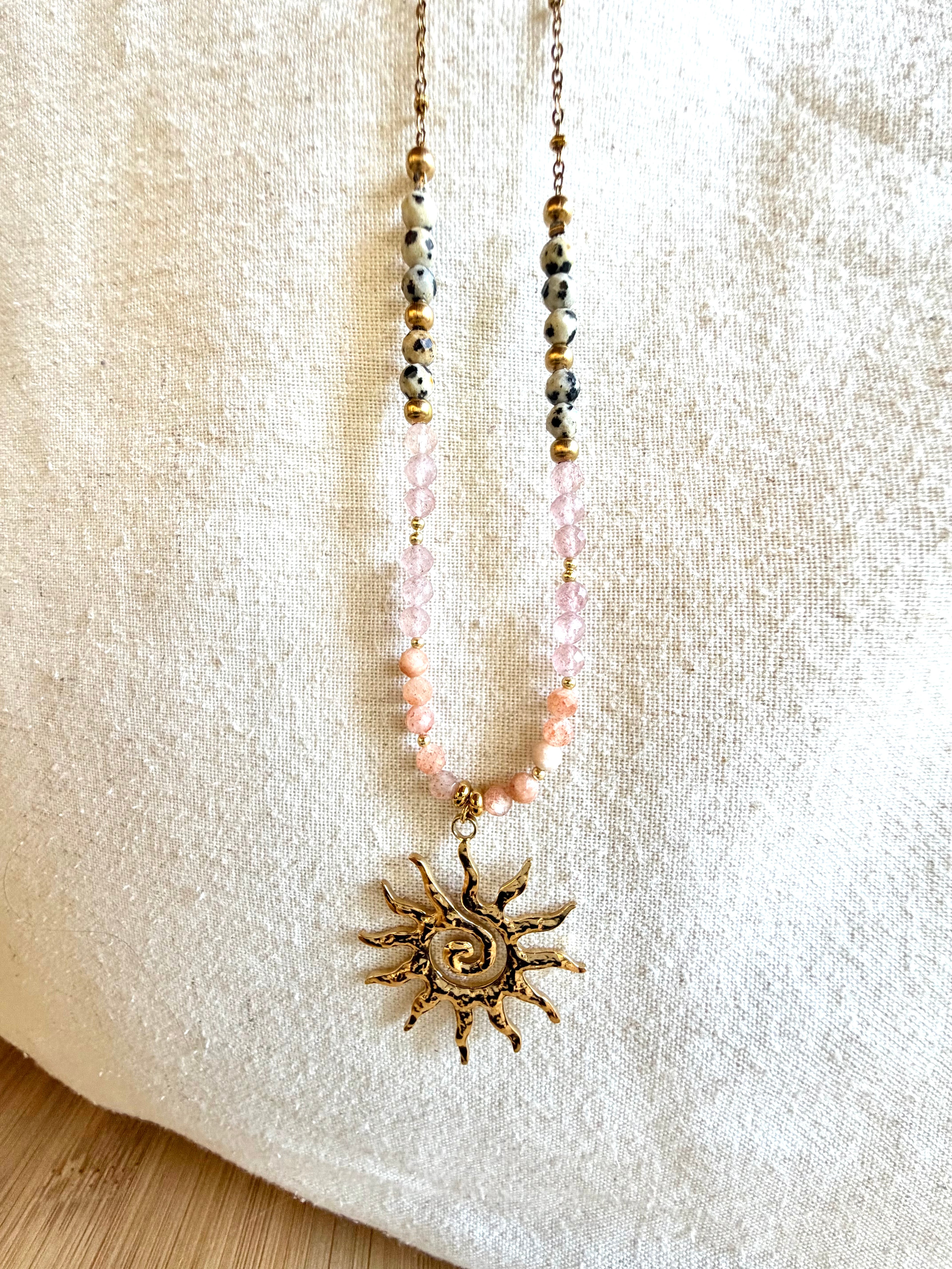 ✨ Collier Solaire Pierre du Soleil, Quartz Fraise & Jaspe Dalmatien – Acier Inoxydable