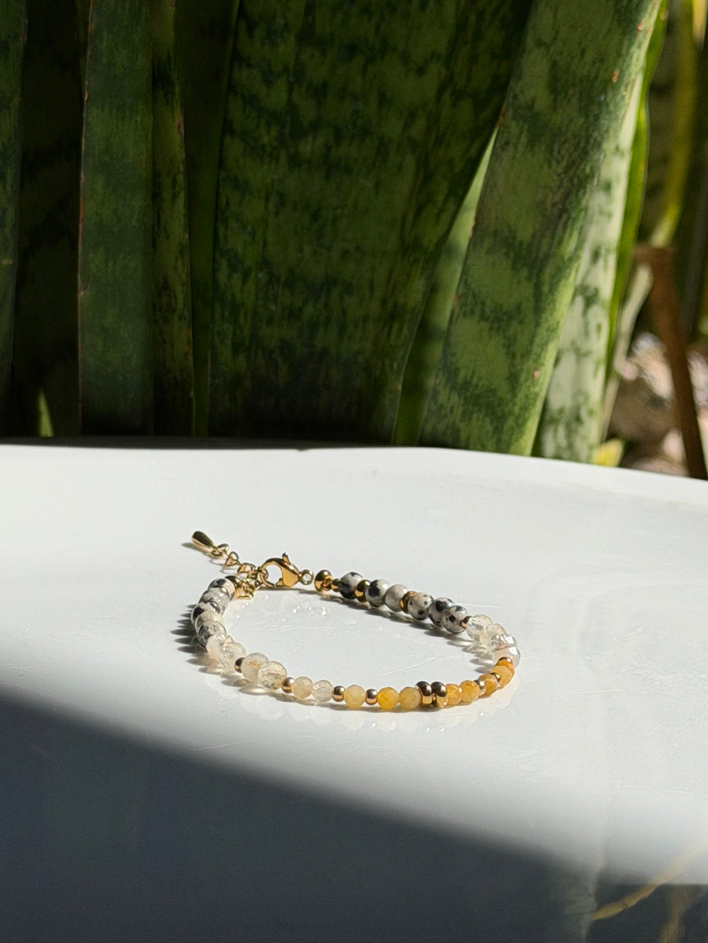 Bracelet en pierres naturelles jaspe dalmatien, citrine et aventurine jaune – Naïa