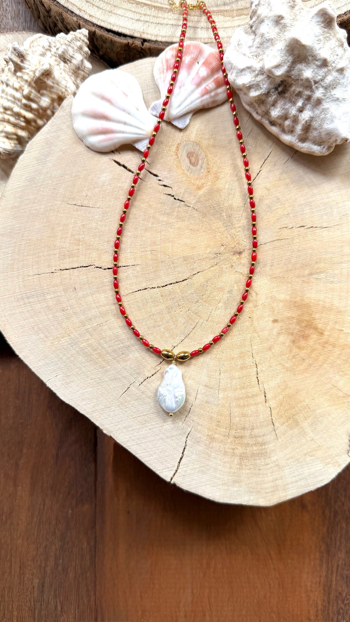 Collier Bambou de mer rouge & Perle d’eau douce baroque