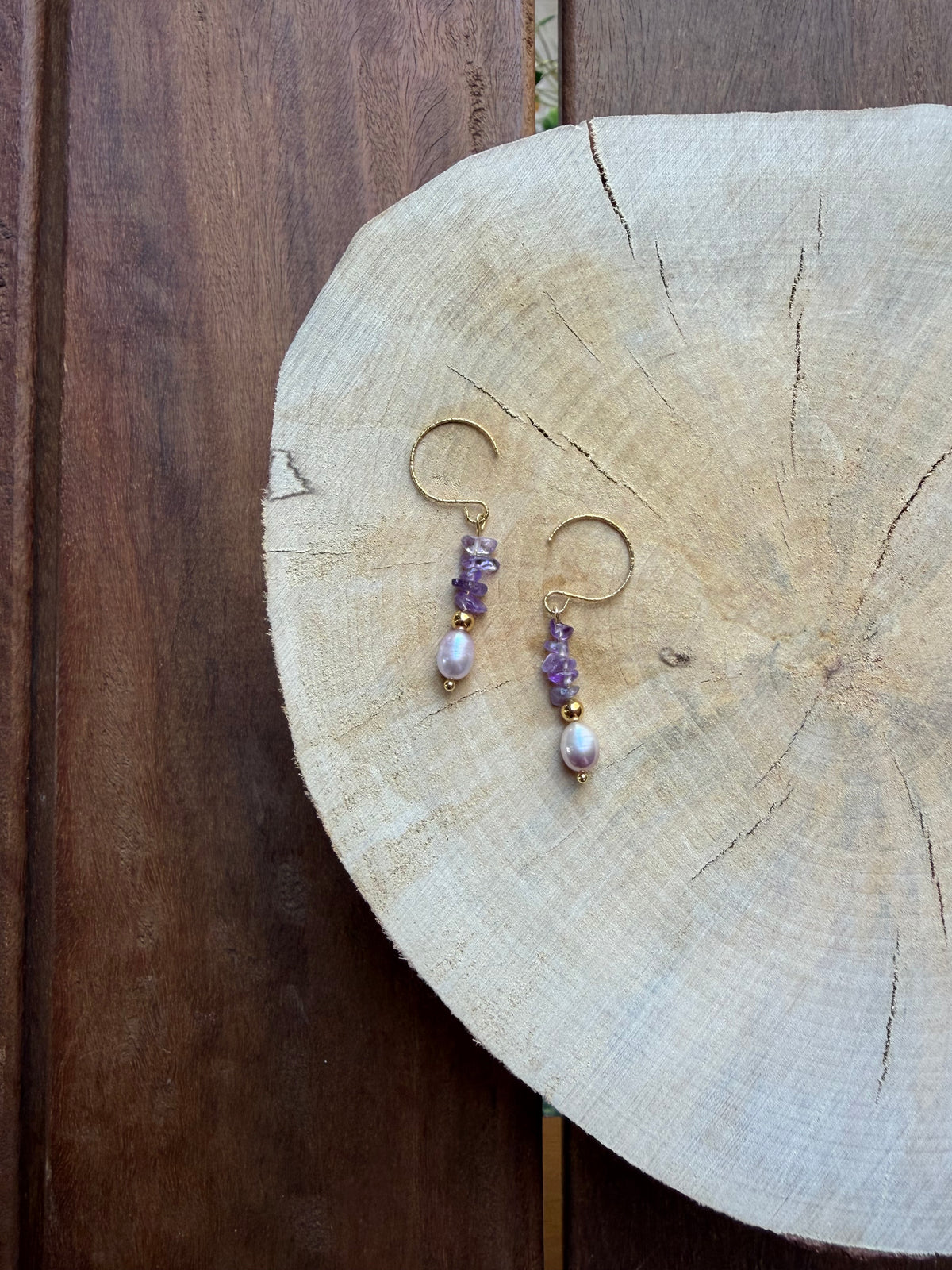 Boucles d’Oreilles Améthyste, Perle d’Eau Douce & Hématite Dorée