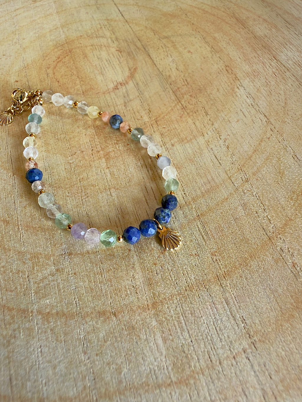 Bracelet en pierres naturelles fluorite, lapis lazuli et pierre du soleil avec pendentif coquillage – Océa