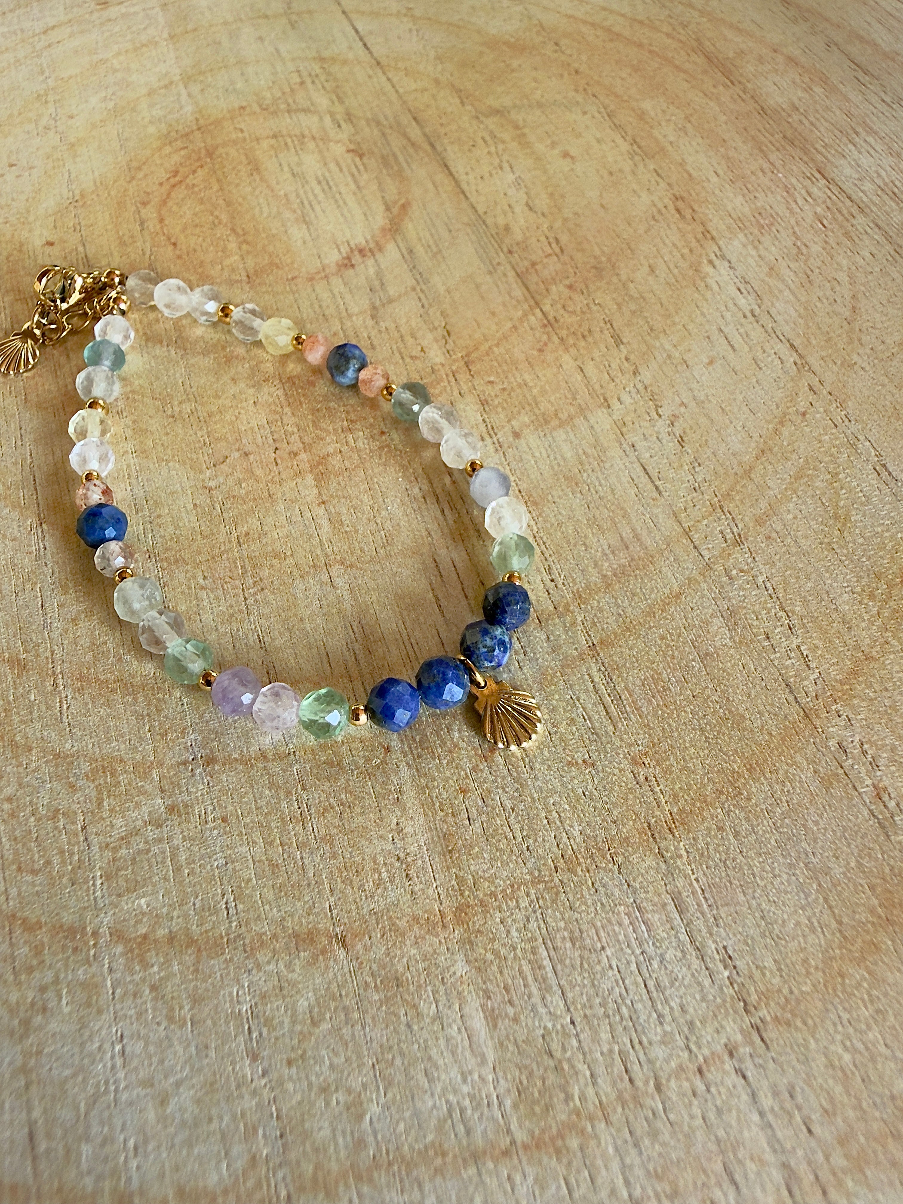 Bracelet en pierres naturelles fluorite, lapis lazuli et pierre du soleil avec pendentif coquillage – Océa