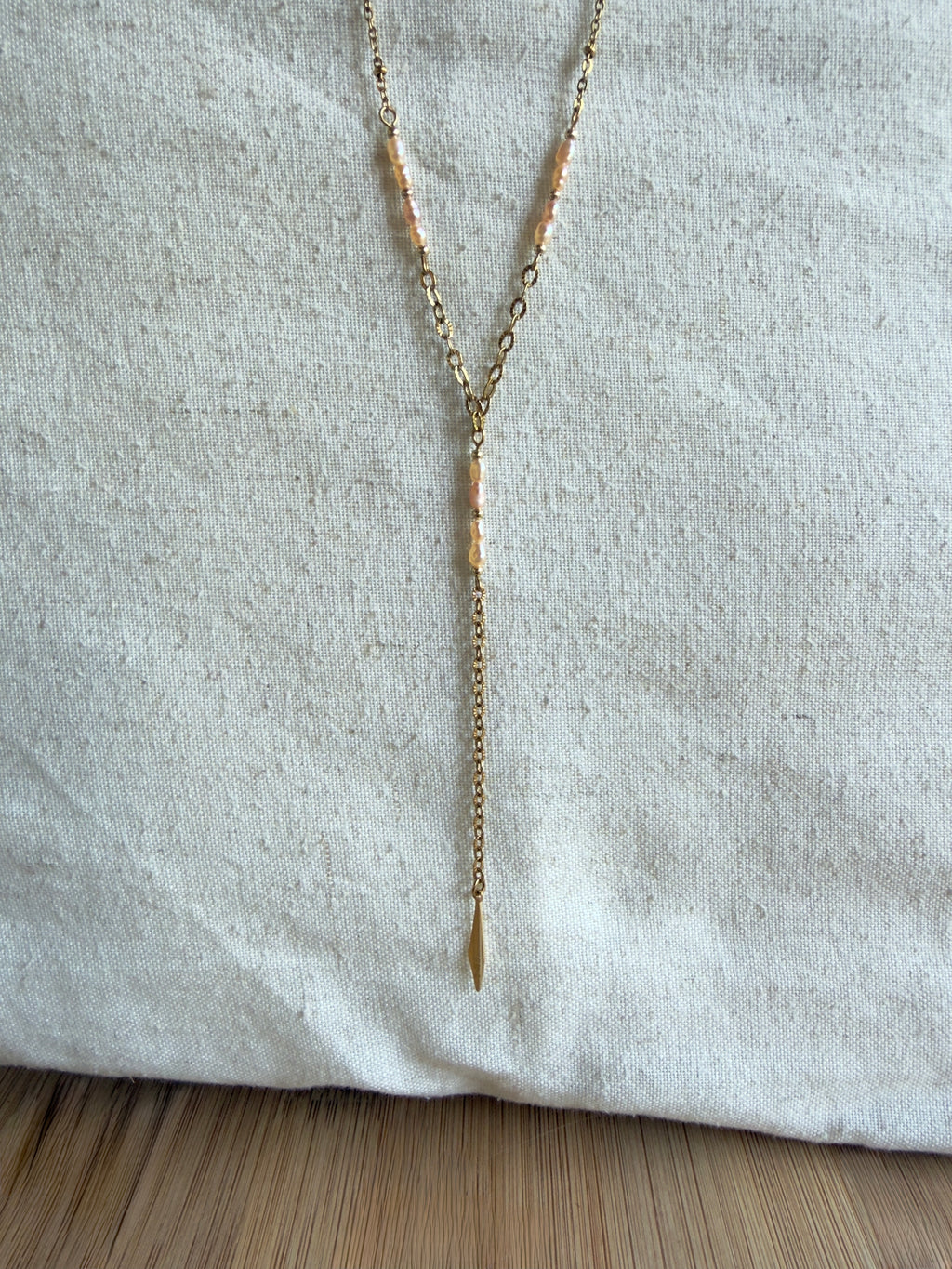 Collier doré Riviera avec perles d’eau douce crème/orangée et pendentif acier inoxydable – Séréna