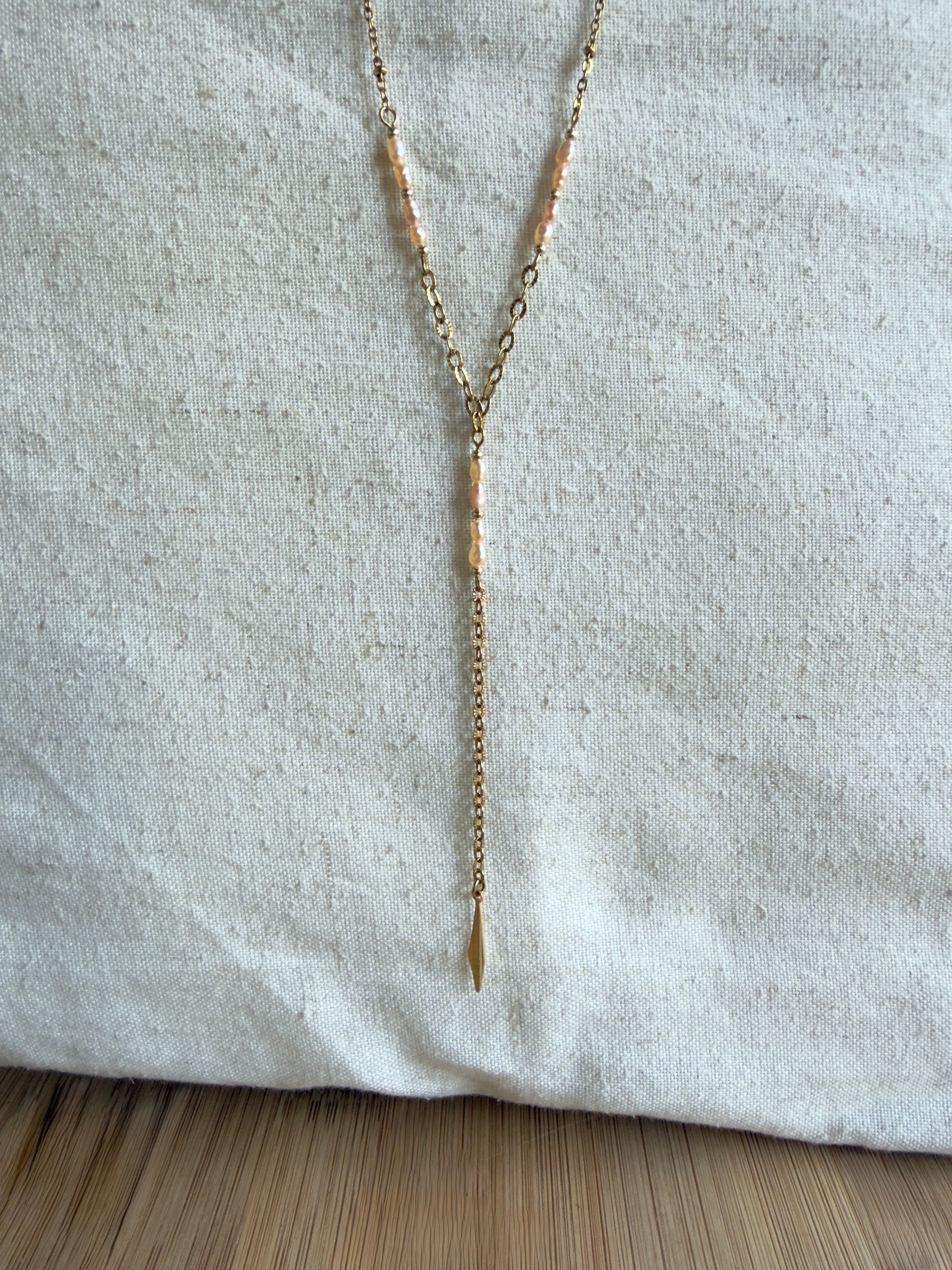 Collier doré Riviera avec perles d’eau douce crème/orangée et pendentif acier inoxydable – Séréna