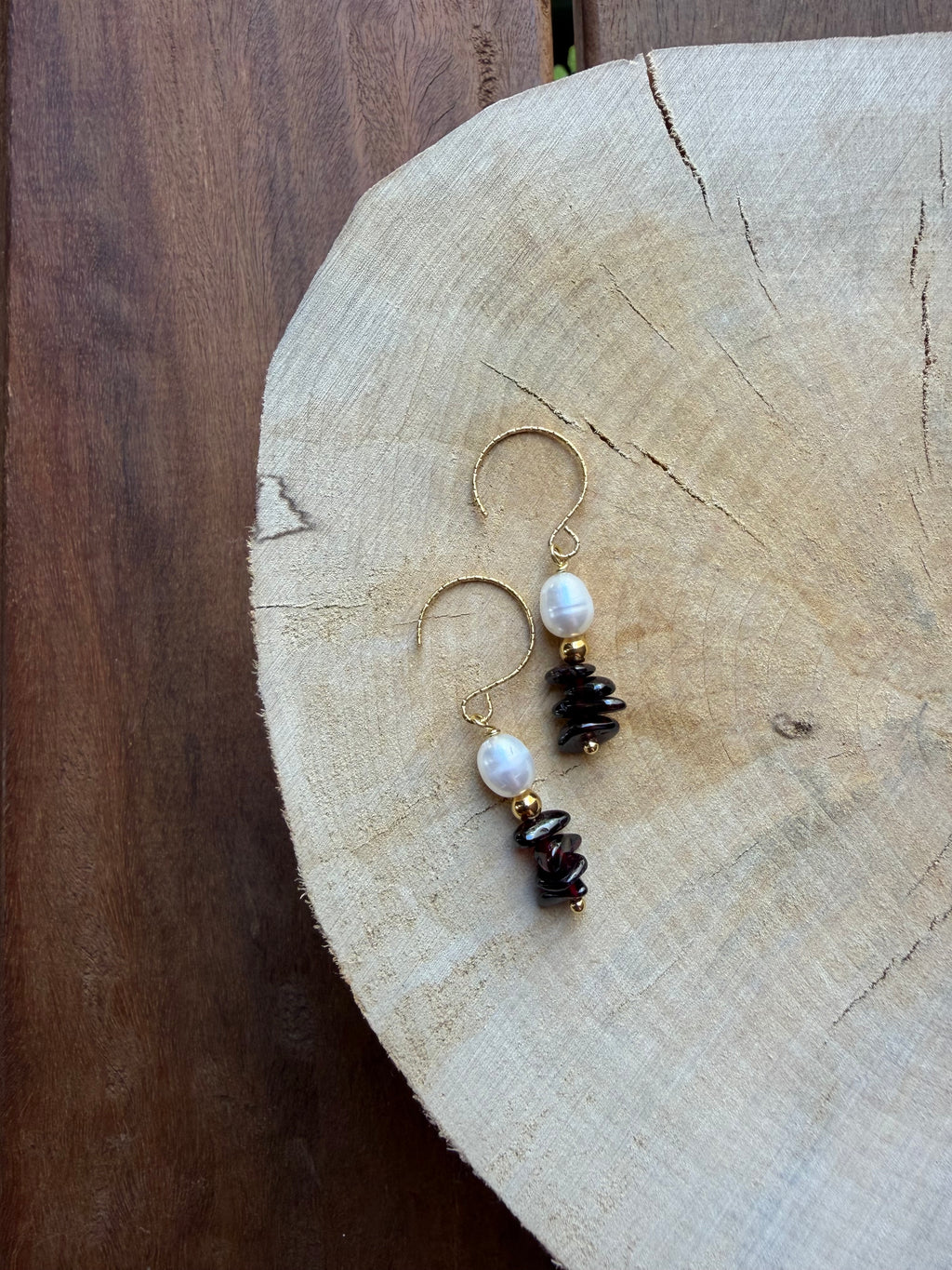 Boucles d’Oreilles Grenat, Perle d’Eau Douce & Hématite Dorée