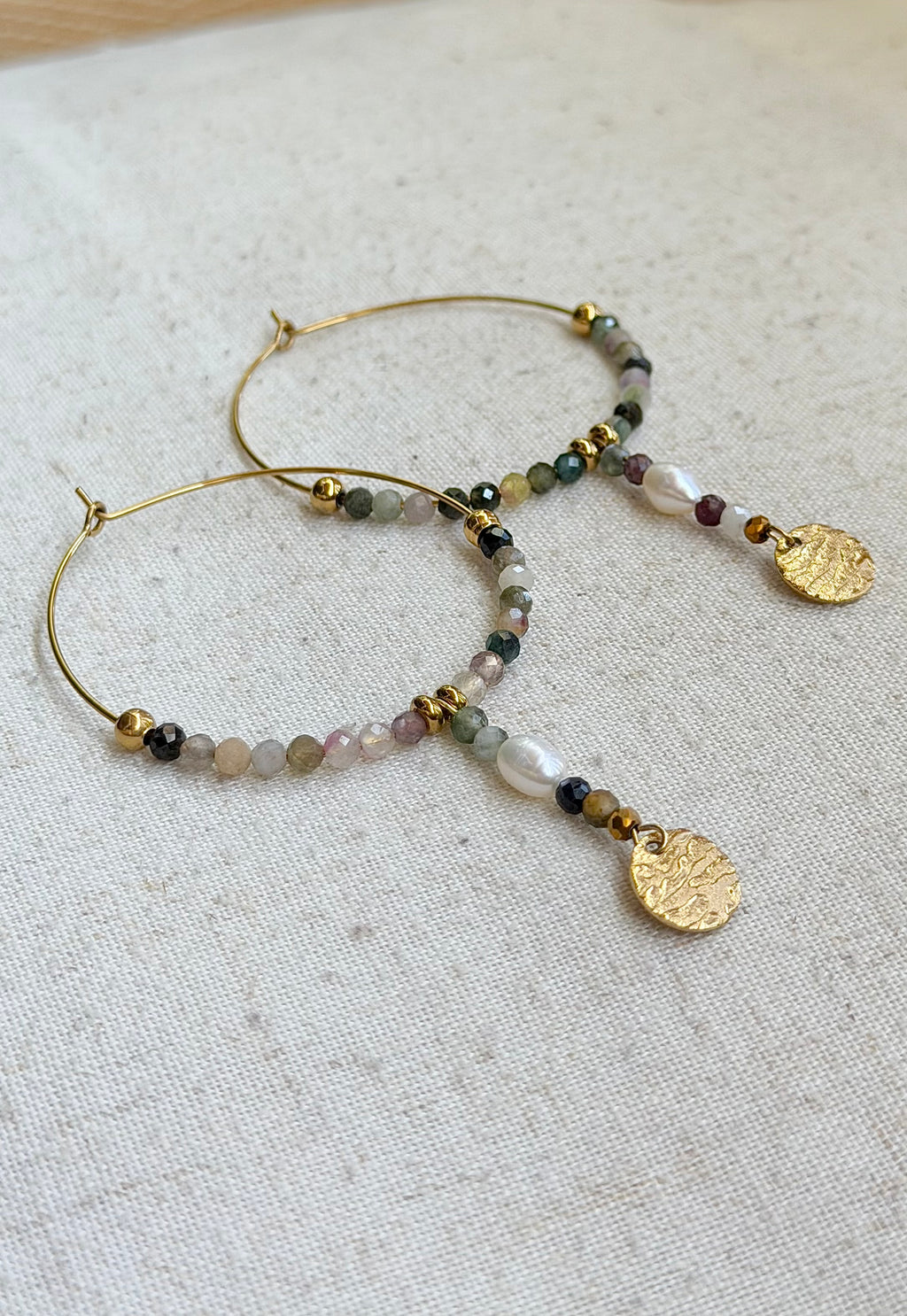 Boucles d’oreilles Maïa – Tourmaline multicolore, perle d’eau douce et acier inoxydable