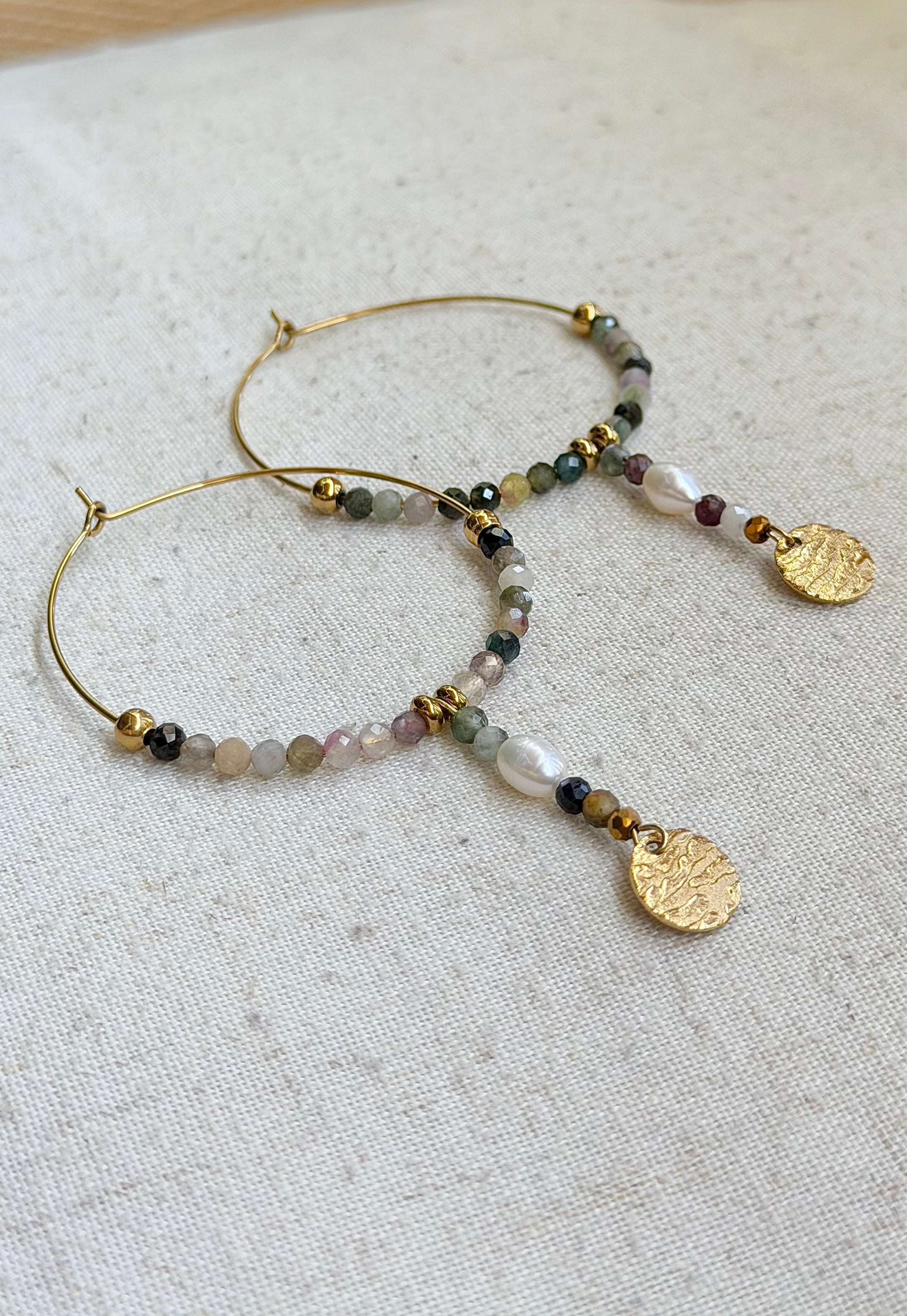 Boucles d’oreilles Maïa – Tourmaline multicolore, perle d’eau douce et acier inoxydable