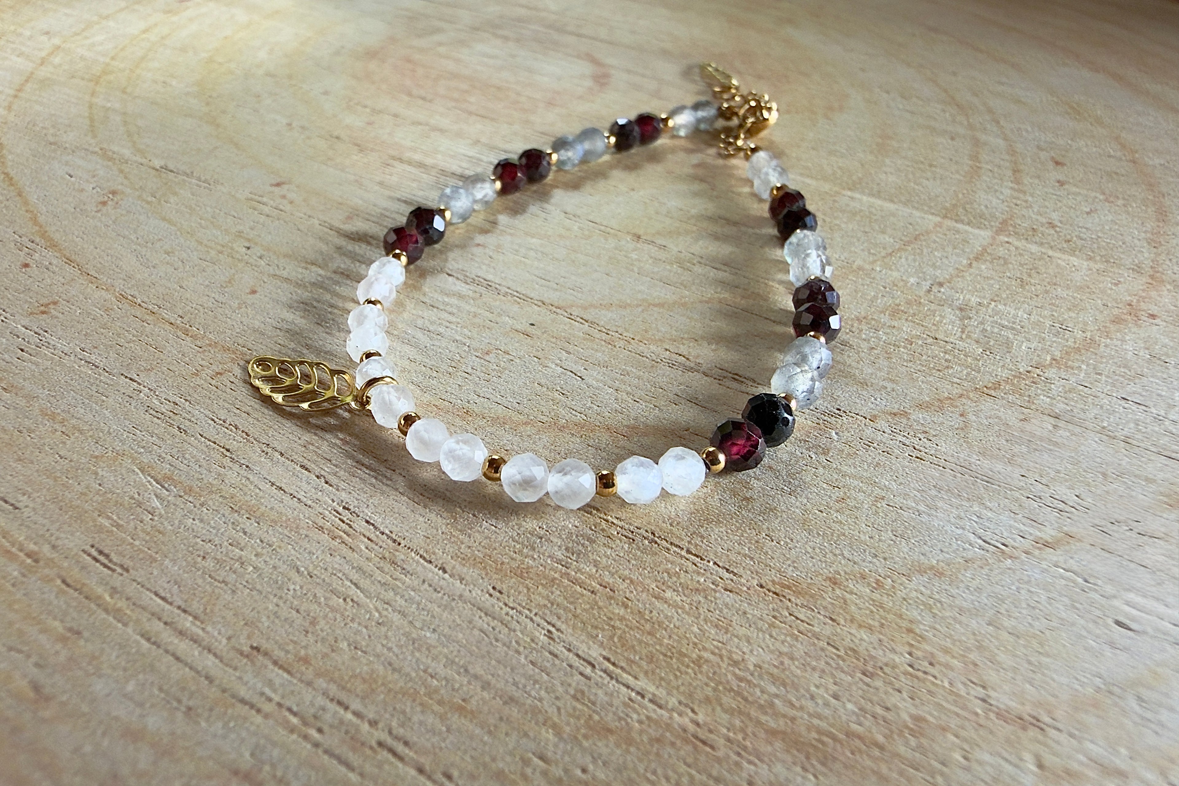 Bracelet en pierres naturelles pierre de lune, grenat et labradorite avec breloque feuille – Aléa
