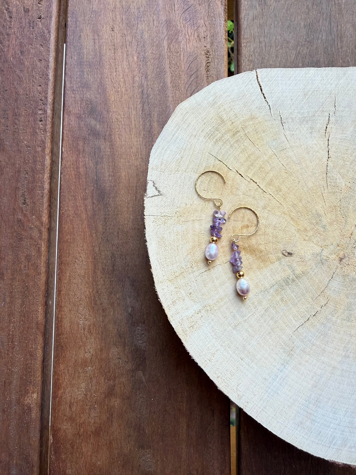 Boucles d’Oreilles Améthyste, Perle d’Eau Douce & Hématite Dorée