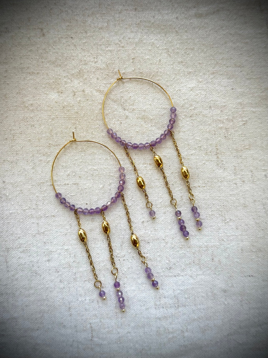 Boucles d’oreilles Ysia – Améthyste naturelle et chaînes en acier inoxydable