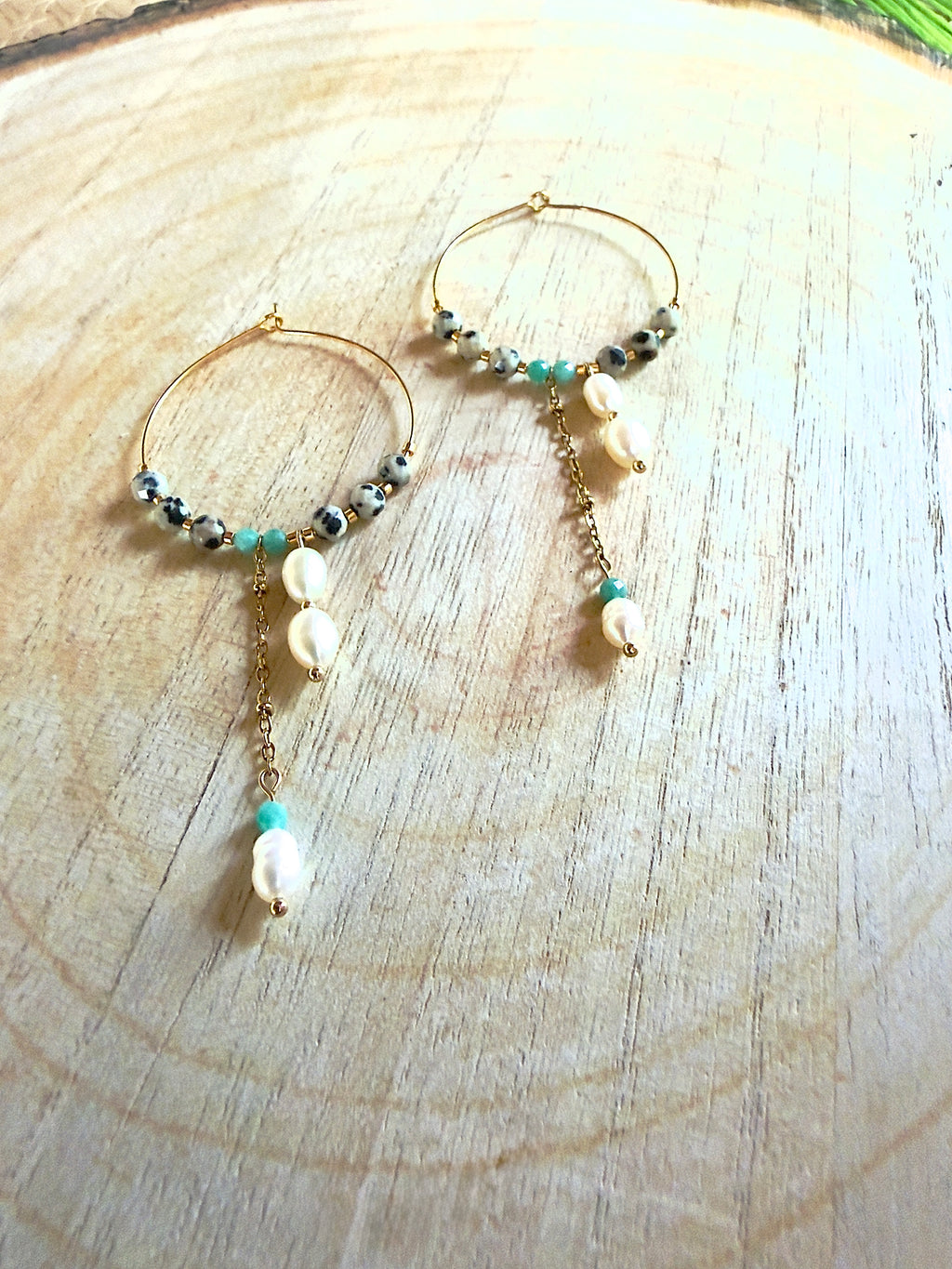 Boucles d’oreilles Naé – Amazonite, jaspe dalmatien et perles d’eau douce
