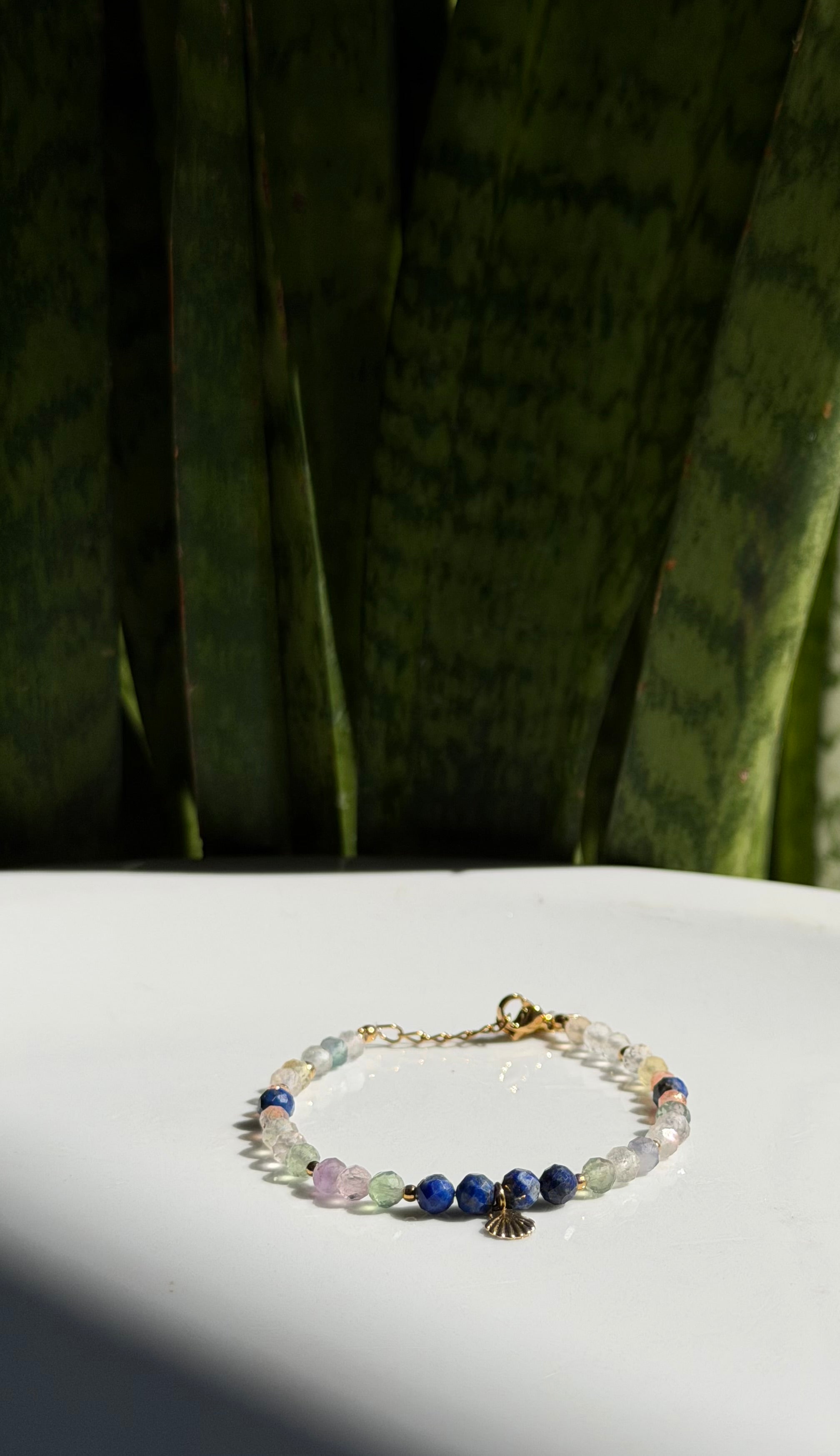 Bracelet en pierres naturelles fluorite, lapis lazuli et pierre du soleil avec pendentif coquillage – Océa