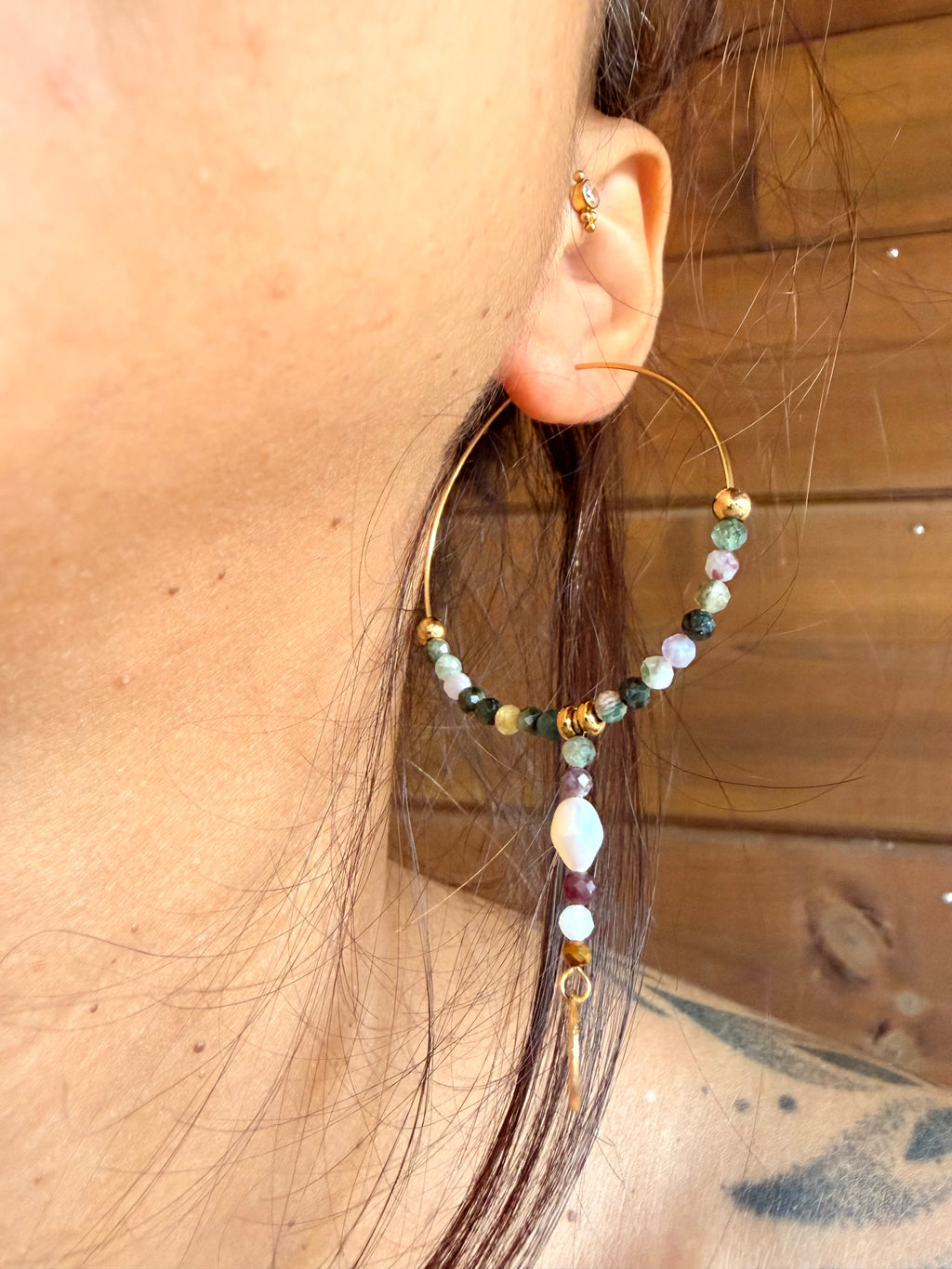 Boucles d’oreilles Maïa – Tourmaline multicolore, perle d’eau douce et acier inoxydable