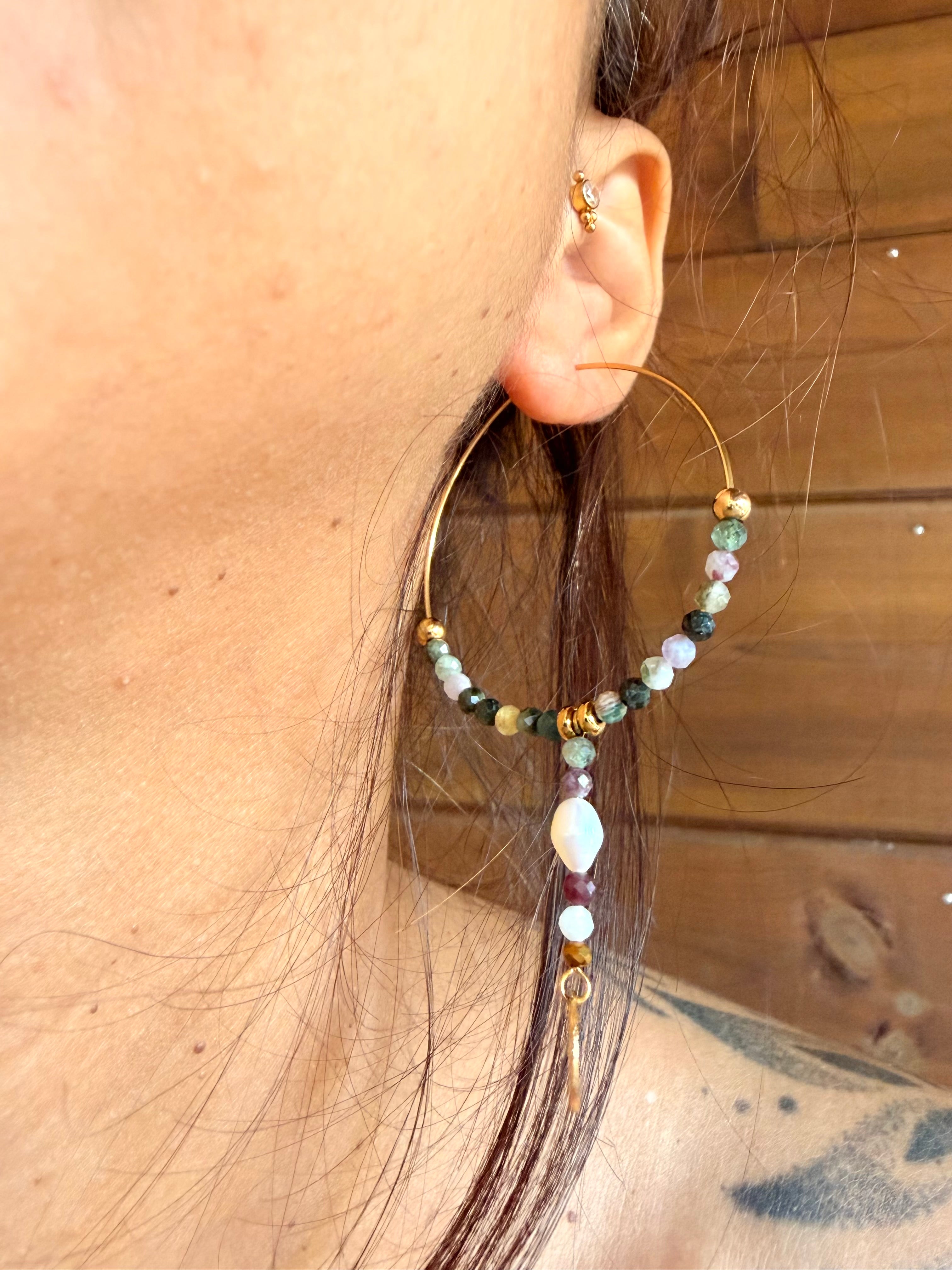 Boucles d’oreilles Maïa – Tourmaline multicolore, perle d’eau douce et acier inoxydable