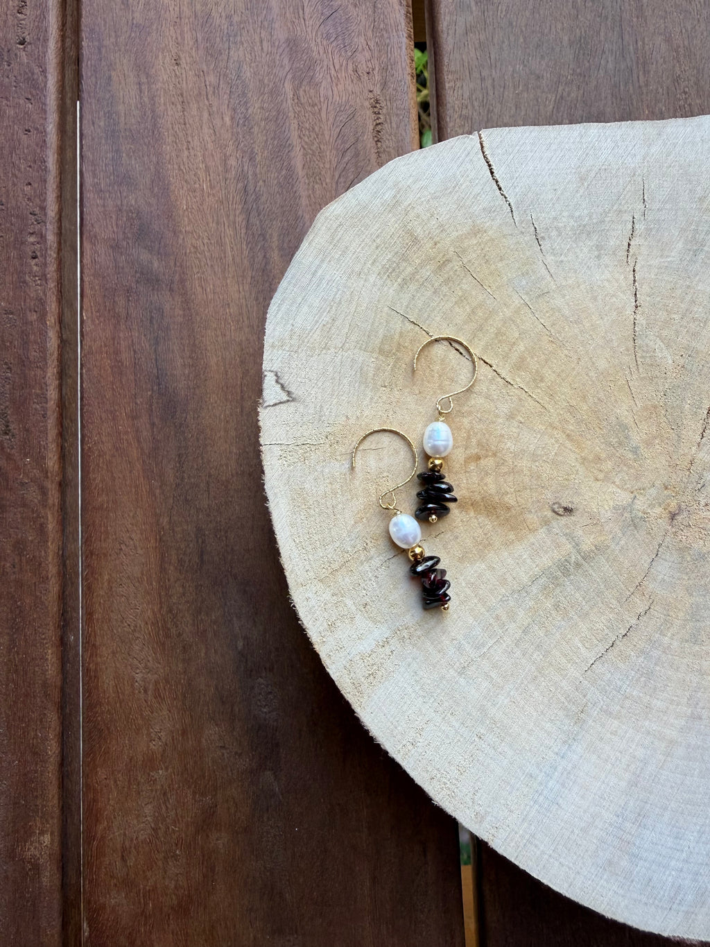 Boucles d’Oreilles Grenat, Perle d’Eau Douce & Hématite Dorée