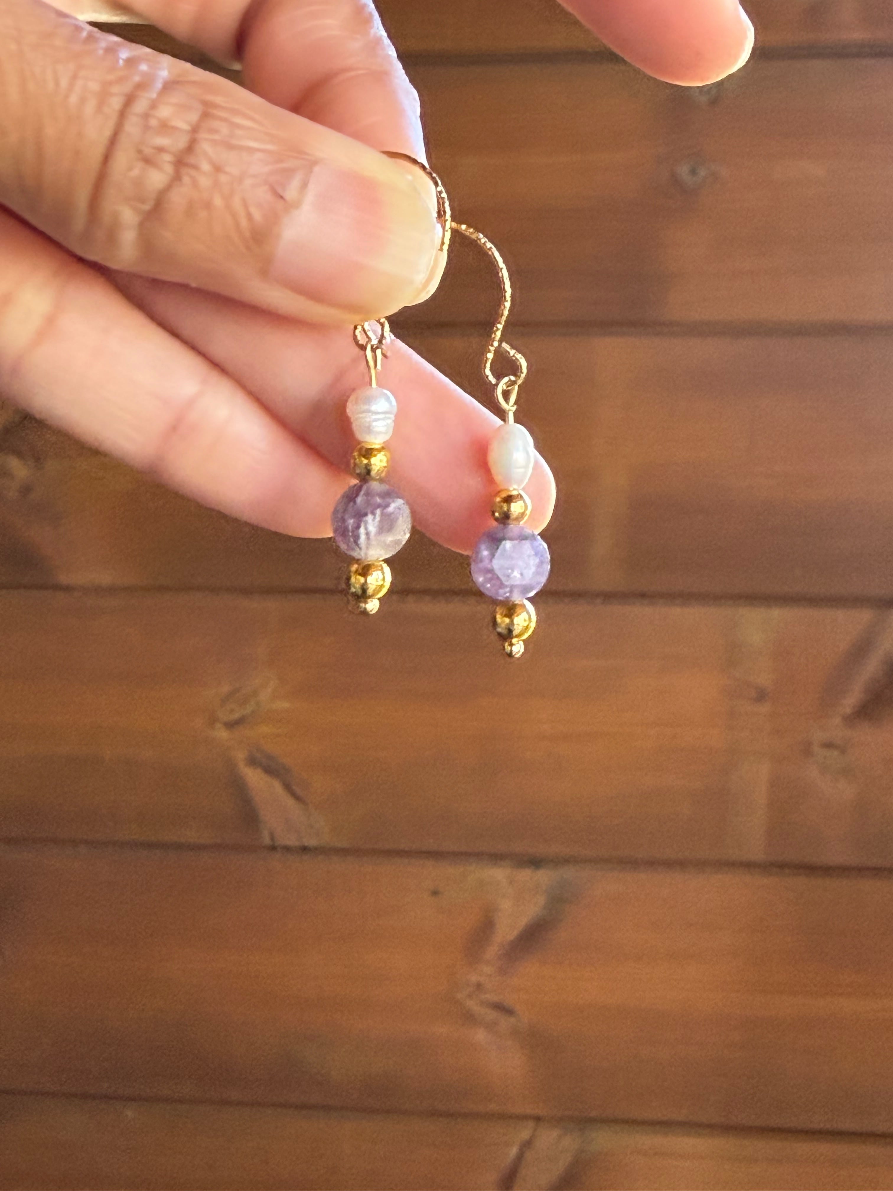 Boucles d’oreilles Tourmaline Fleur de Prunier, Hématite Dorée & Perle d’Eau Douce