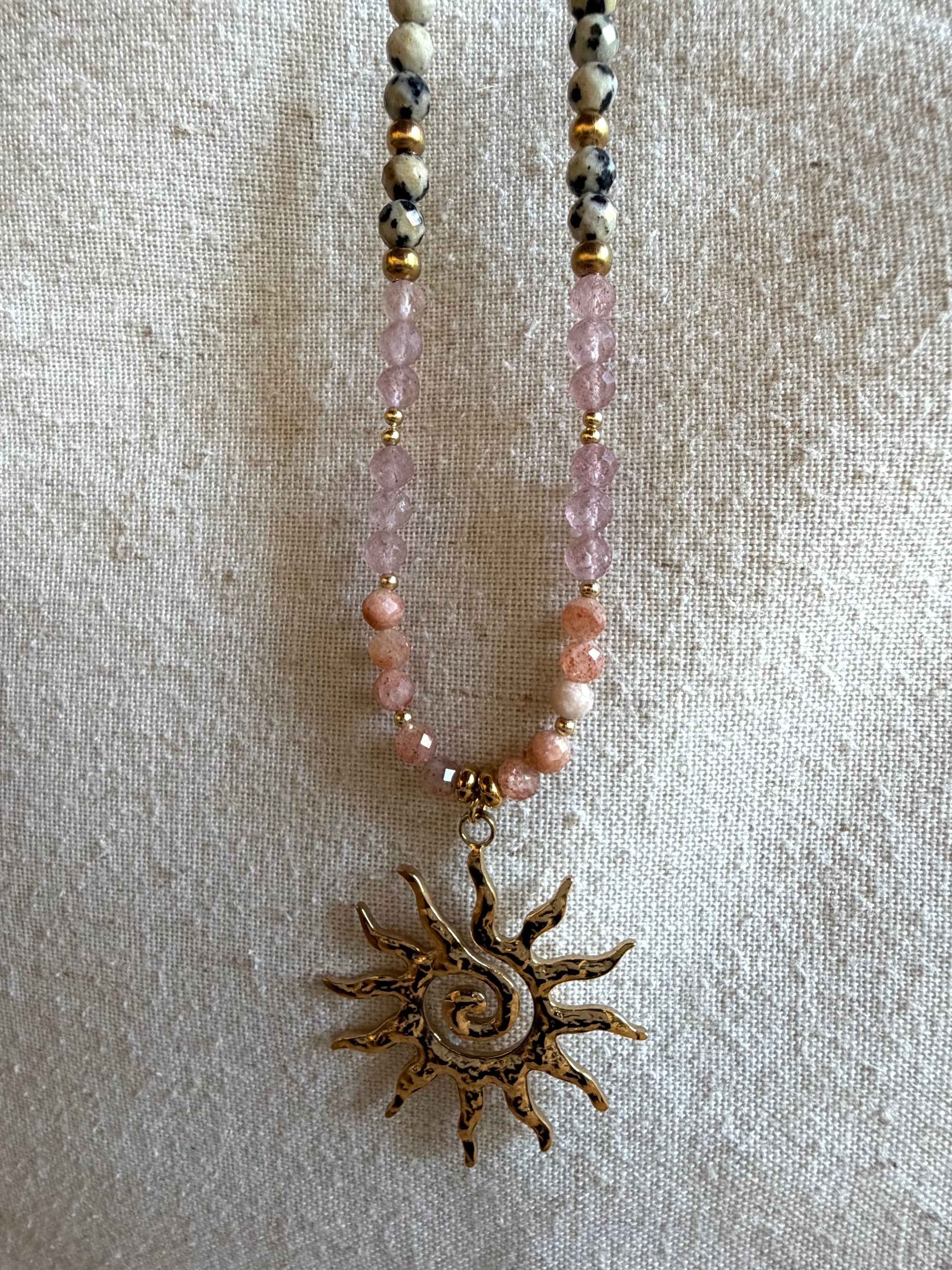 ✨ Collier Solaire Pierre du Soleil, Quartz Fraise & Jaspe Dalmatien – Acier Inoxydable