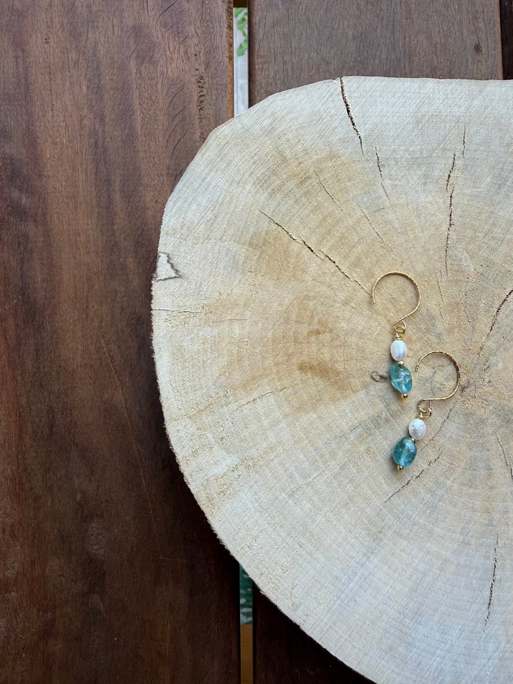 Boucles d’Oreilles Apatite Bleue, Perle d’Eau Douce & Hématite Dorée