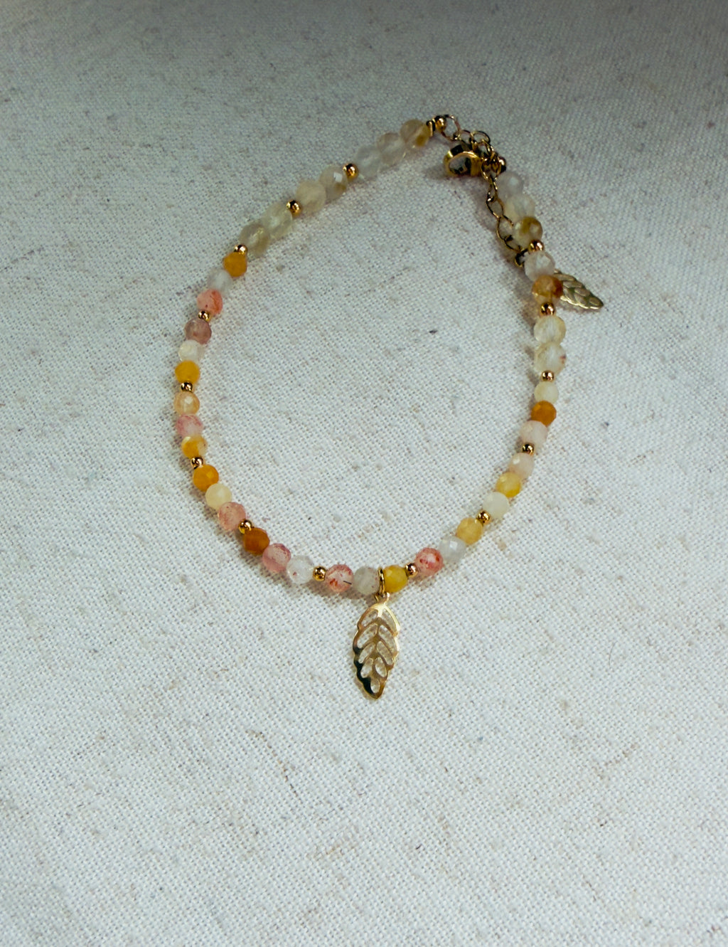 Bracelet en pierres naturelles citrine, pierre du soleil et aventurine jaune avec breloque feuille en acier – Aurélia