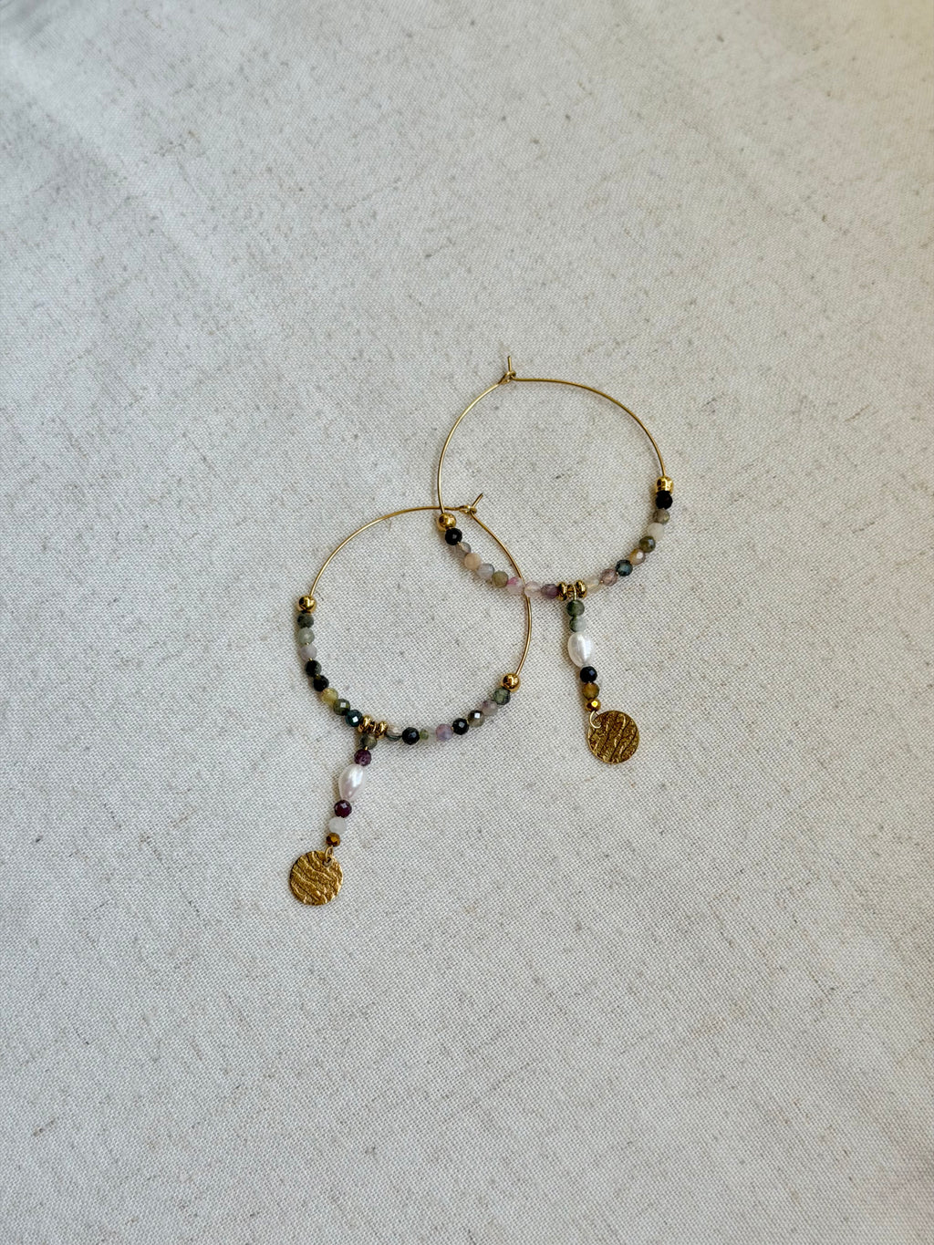 Boucles d’oreilles Maïa – Tourmaline multicolore, perle d’eau douce et acier inoxydable