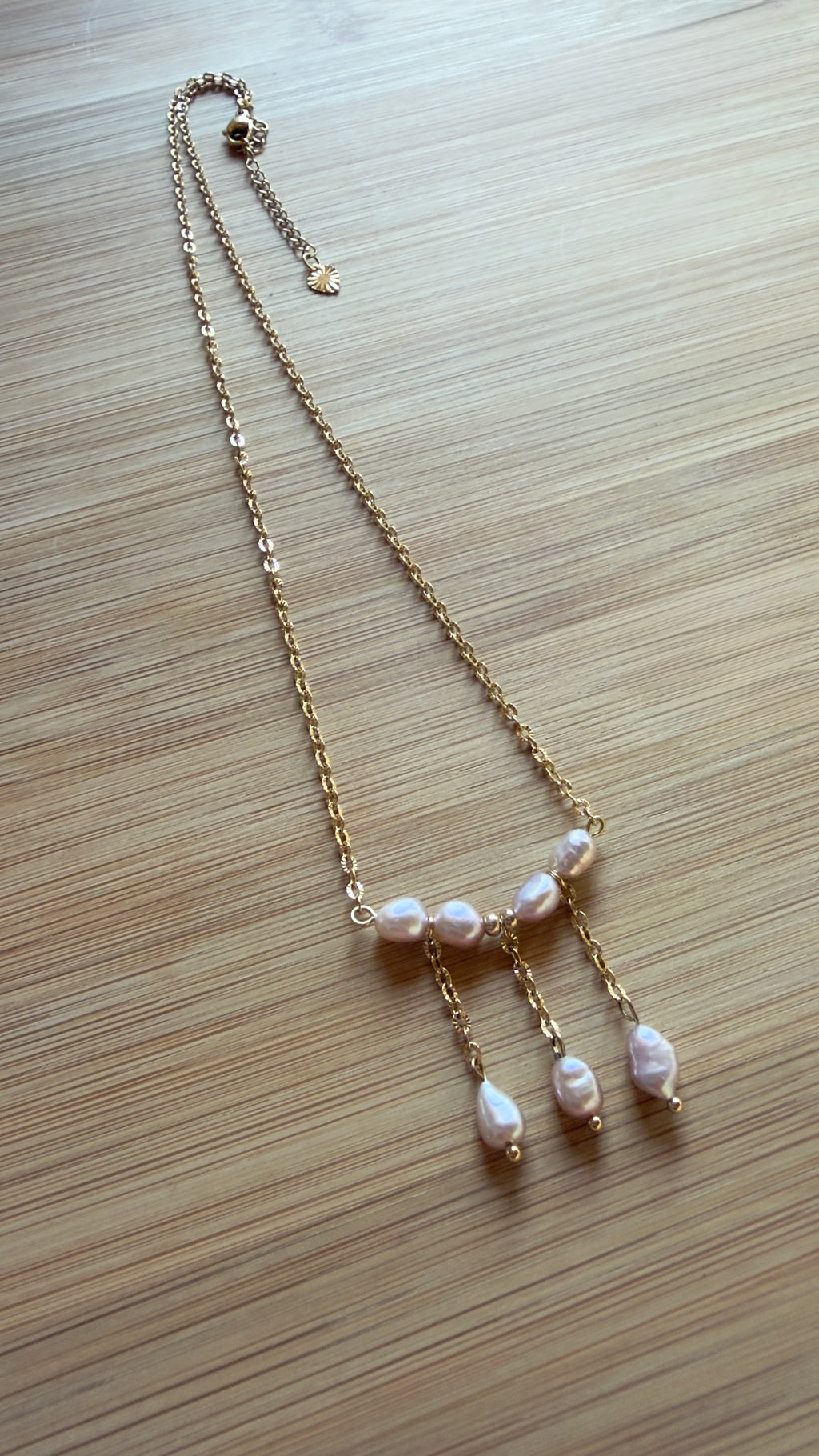 Collier Riviera chic avec perles d’eau douce rosées et perles pendantes dorées – Rosalia