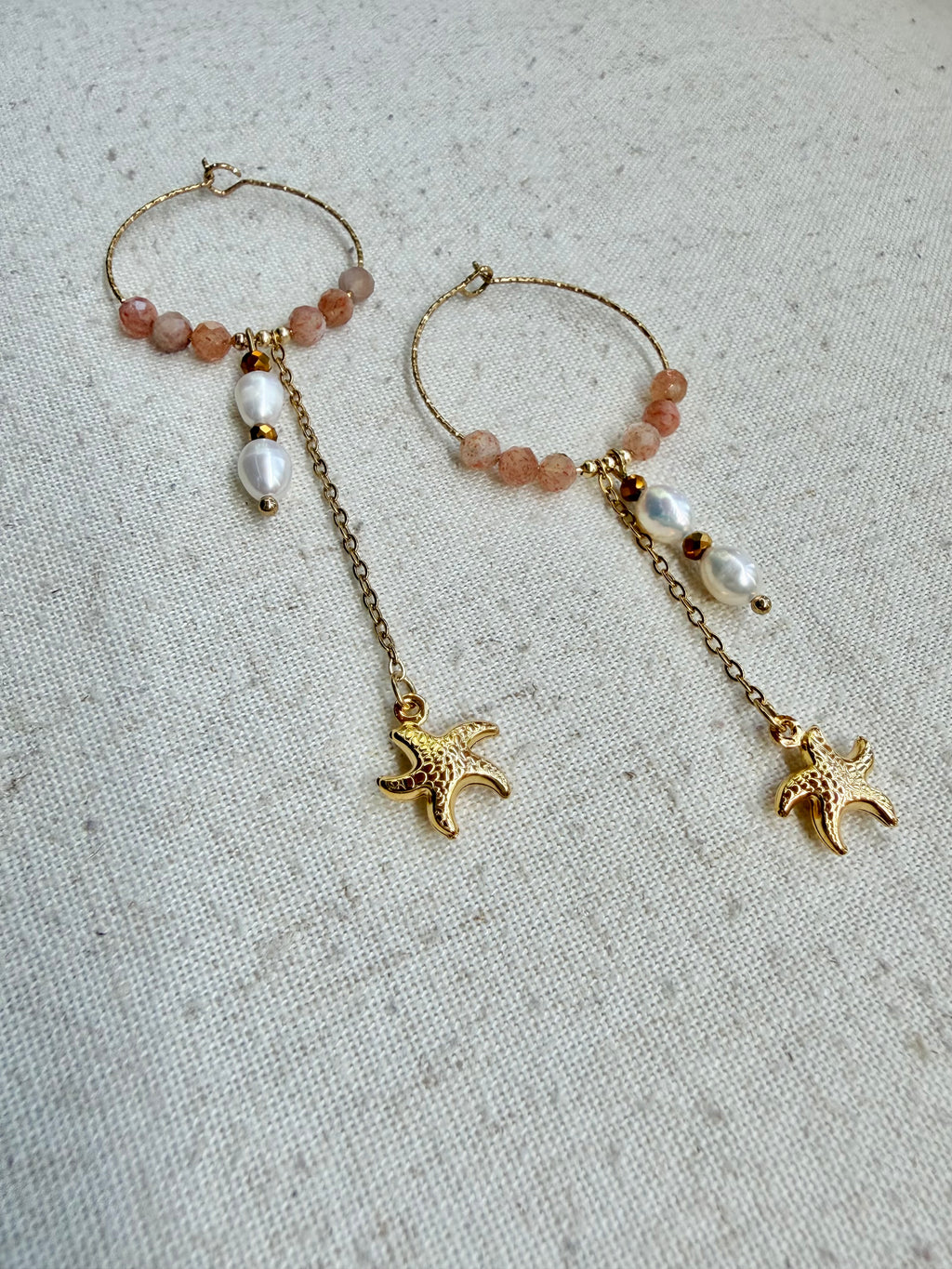 Boucles d’oreilles Soléa – Pierre du soleil, perle d’eau douce et acier inoxydable