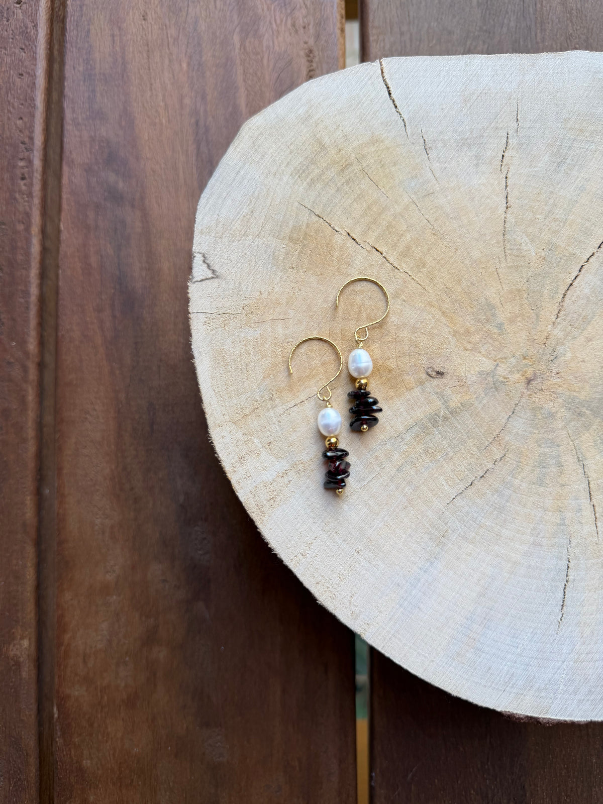 Boucles d’Oreilles Grenat, Perle d’Eau Douce & Hématite Dorée
