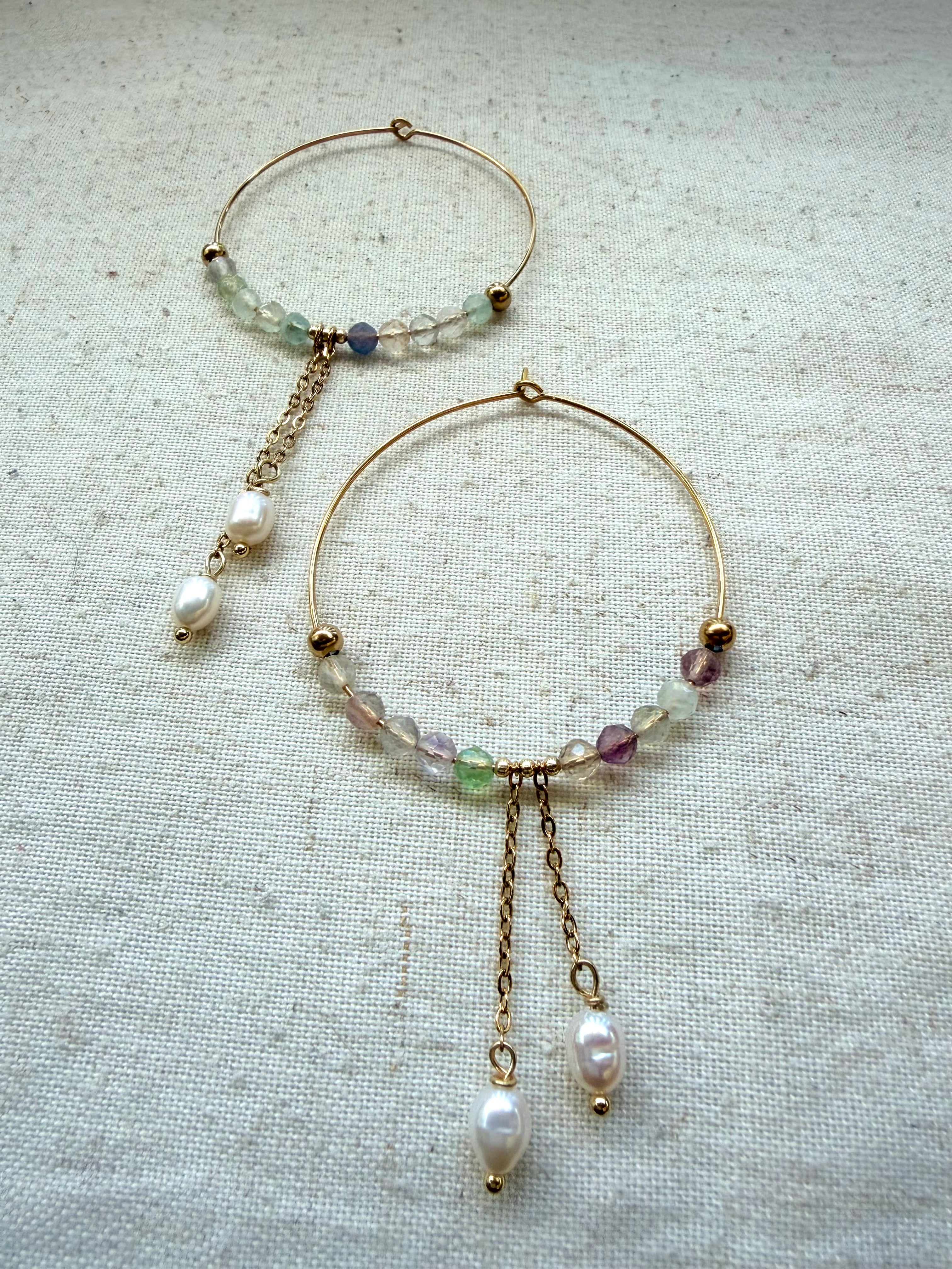✨ Boucles d’oreilles Soline – Fluorite naturelle, perle d’eau douce et acier inoxydable