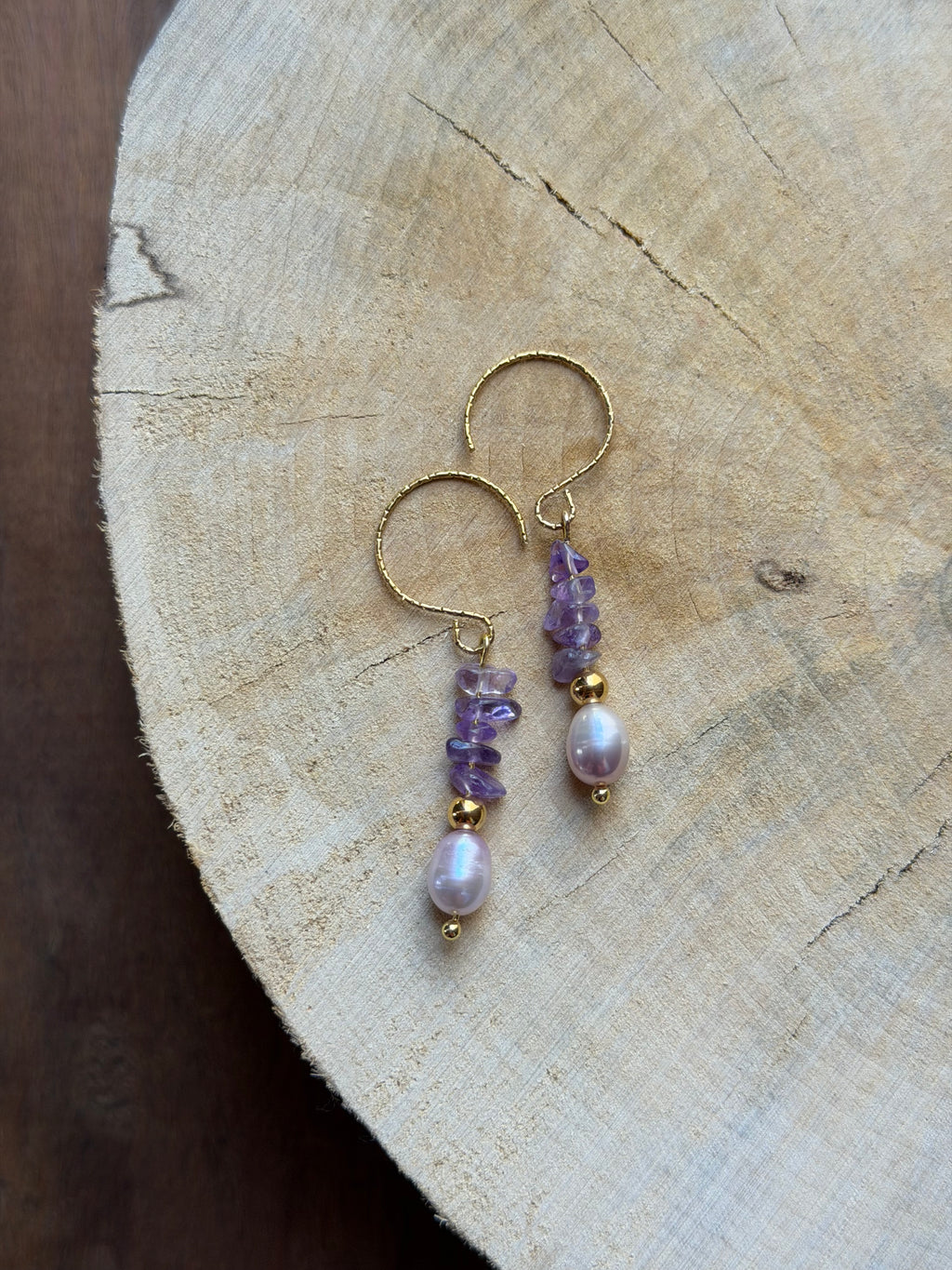 Boucles d’Oreilles Améthyste, Perle d’Eau Douce & Hématite Dorée