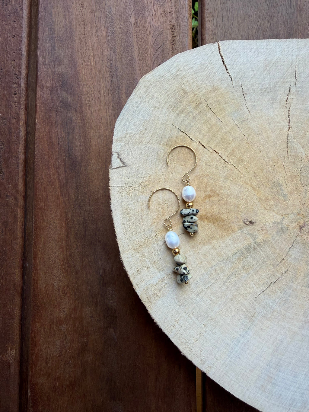 Boucles d’Oreilles Jaspe Dalmatien, Perle d’Eau Douce & Hématite Dorée