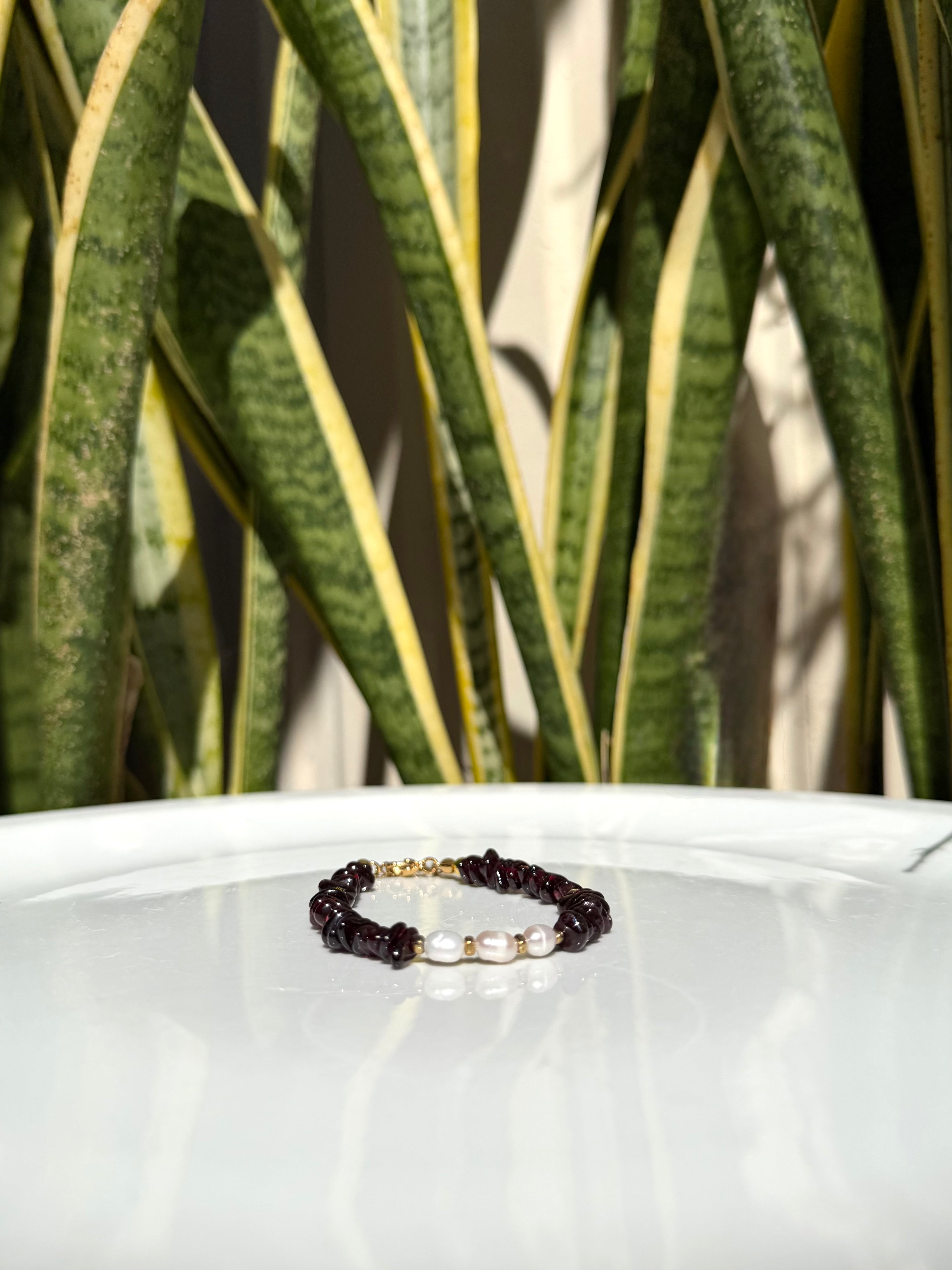 Bracelet Grenat, Hématite Dorée & Perles d’Eau Douce