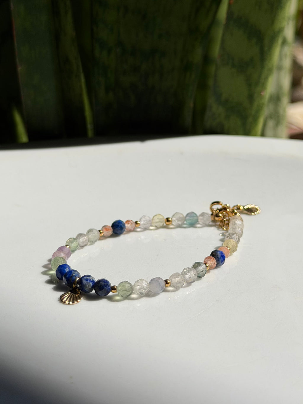 Bracelet en pierres naturelles fluorite, lapis lazuli et pierre du soleil avec pendentif coquillage – Océa