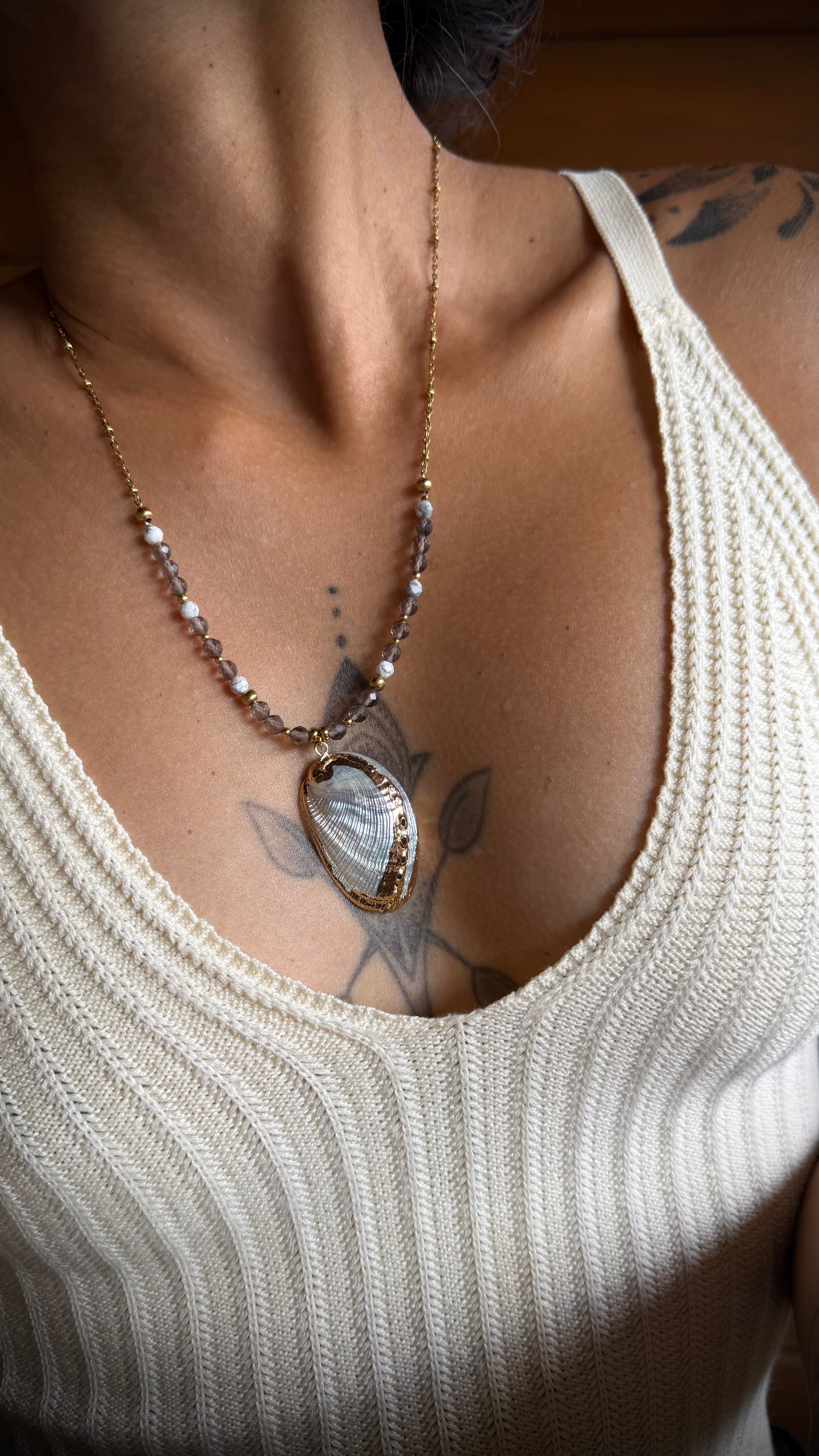 ✨ Collier Calypso – Howlite, Quartz Fumé & Coquillage Paua