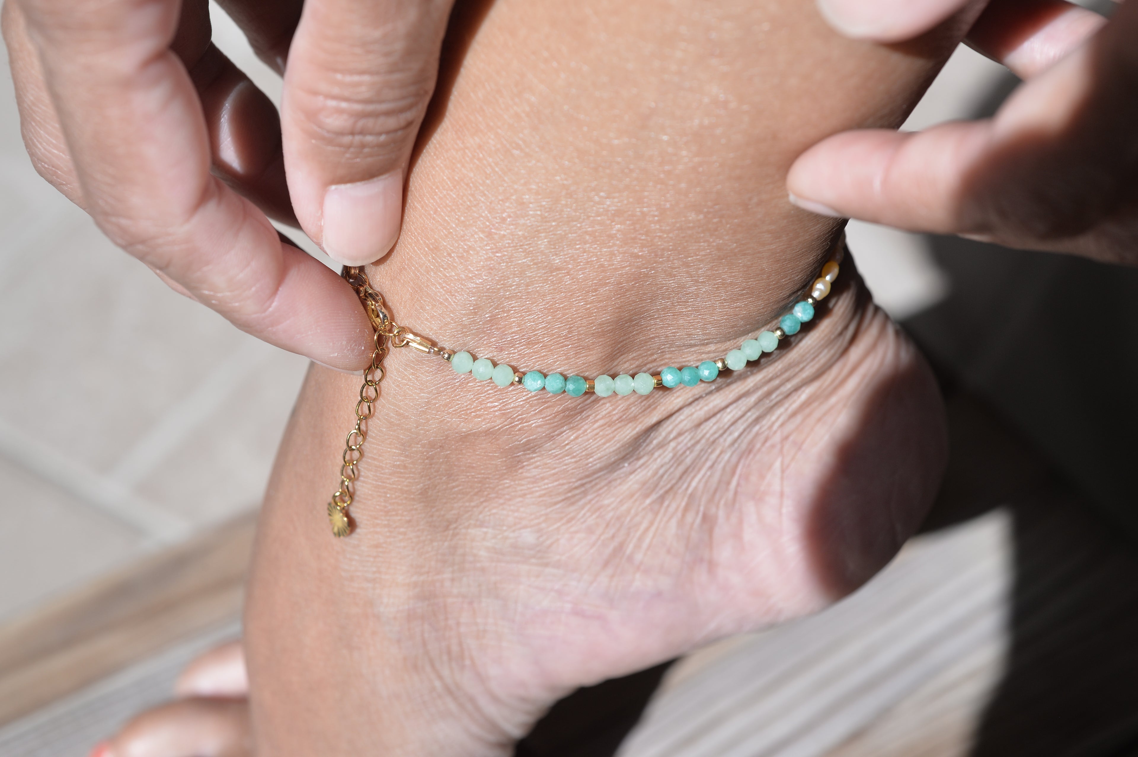 Chaîne de cheville Mila – Jade, amazonite et perles d’eau douce