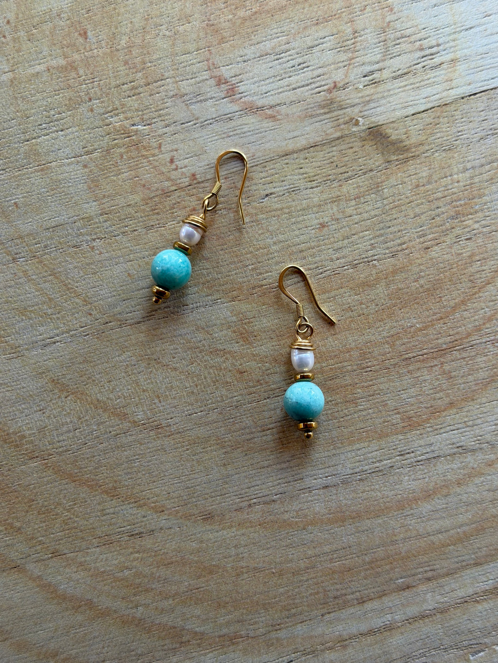 Boucles d’oreilles Amazonite, Hématite Dorée & Perle d’Eau Douce